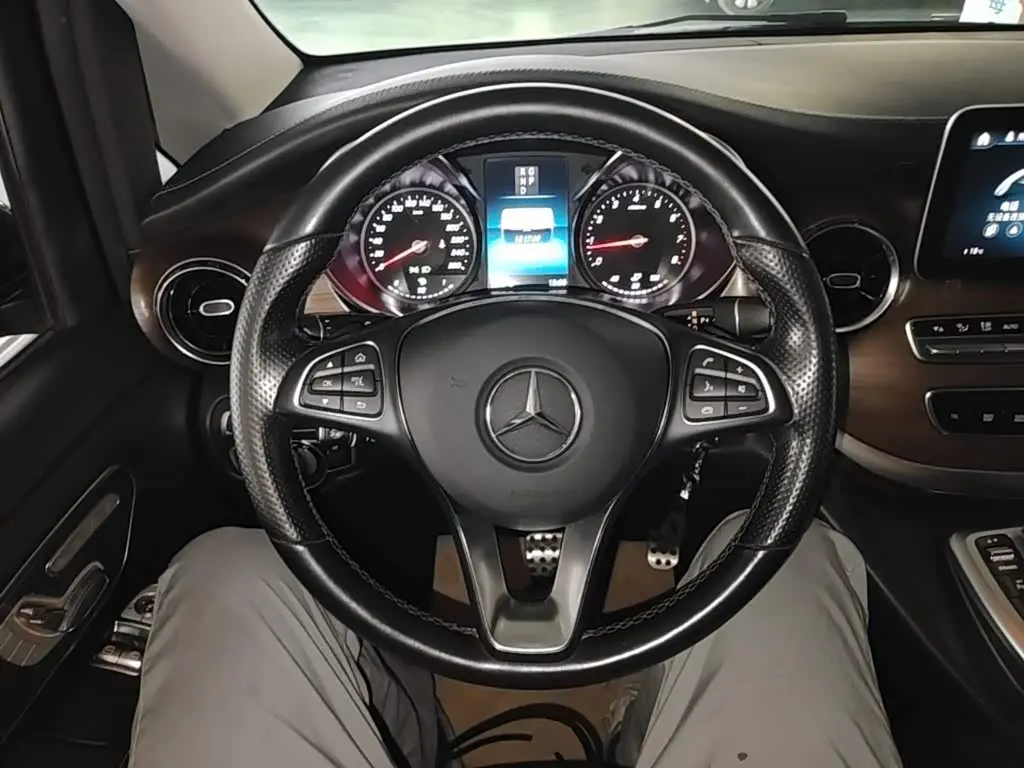 Mercedes-Benz V-Class 2021 — Фото 11/20