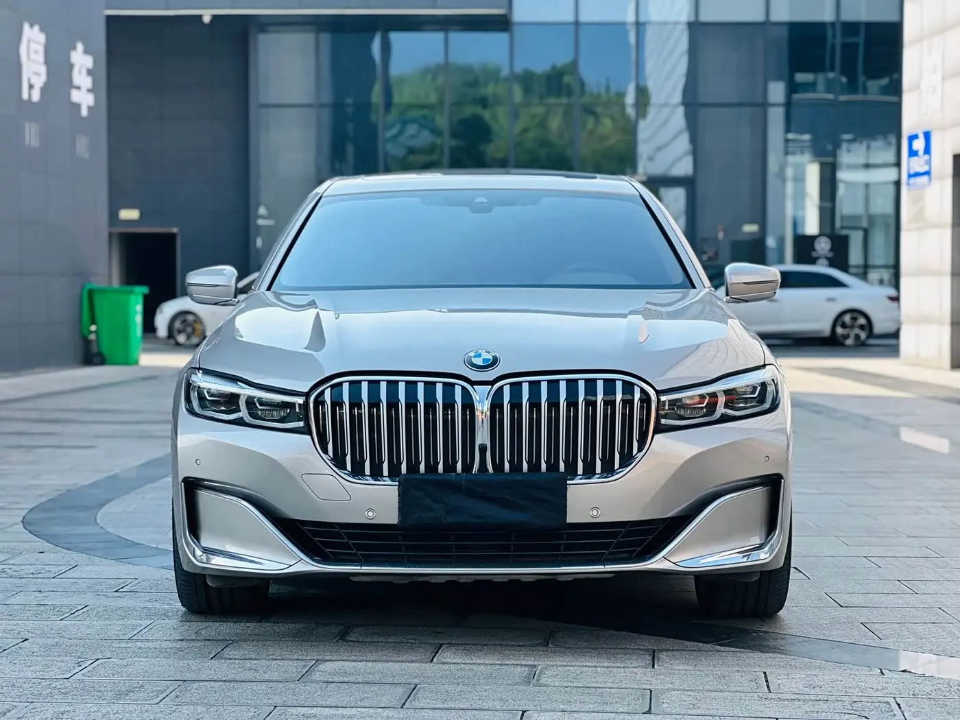 BMW 7 Series 2019 — Photo 2/15