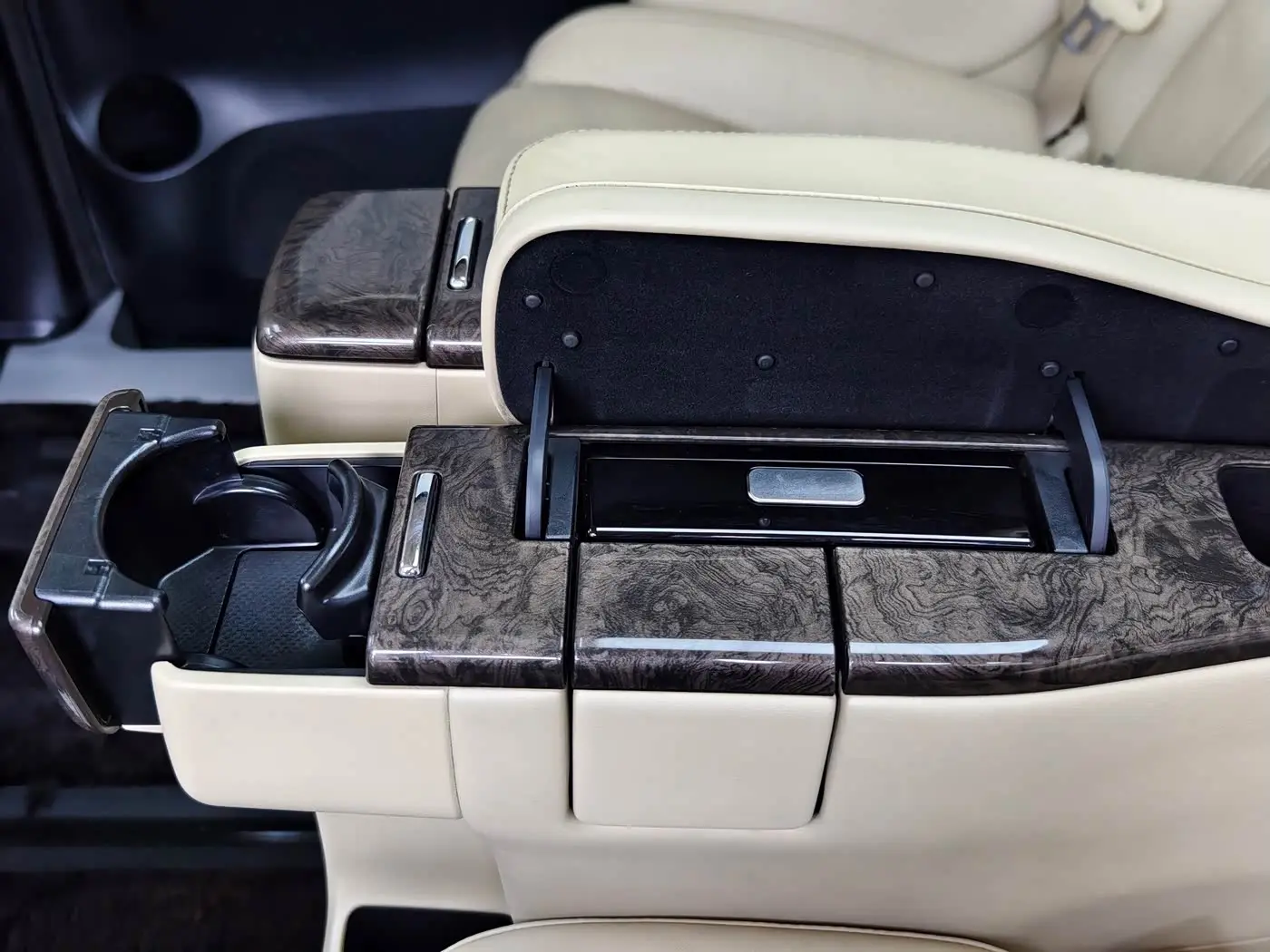 Toyota Alphard 2019 — Photo 19/20