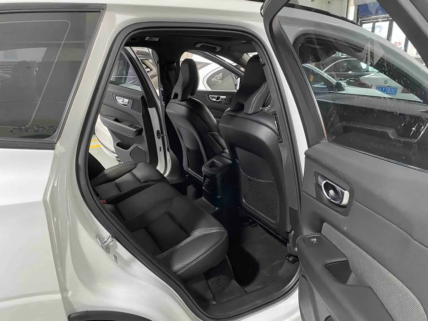Volvo XC60 Plug-in Hybrid 2021 — Photo 9/17