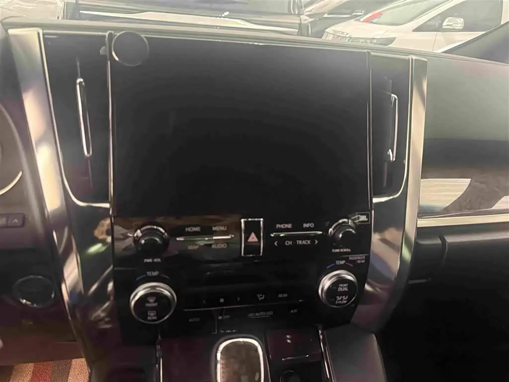 Toyota Vellfire 2020 — Photo 10/20