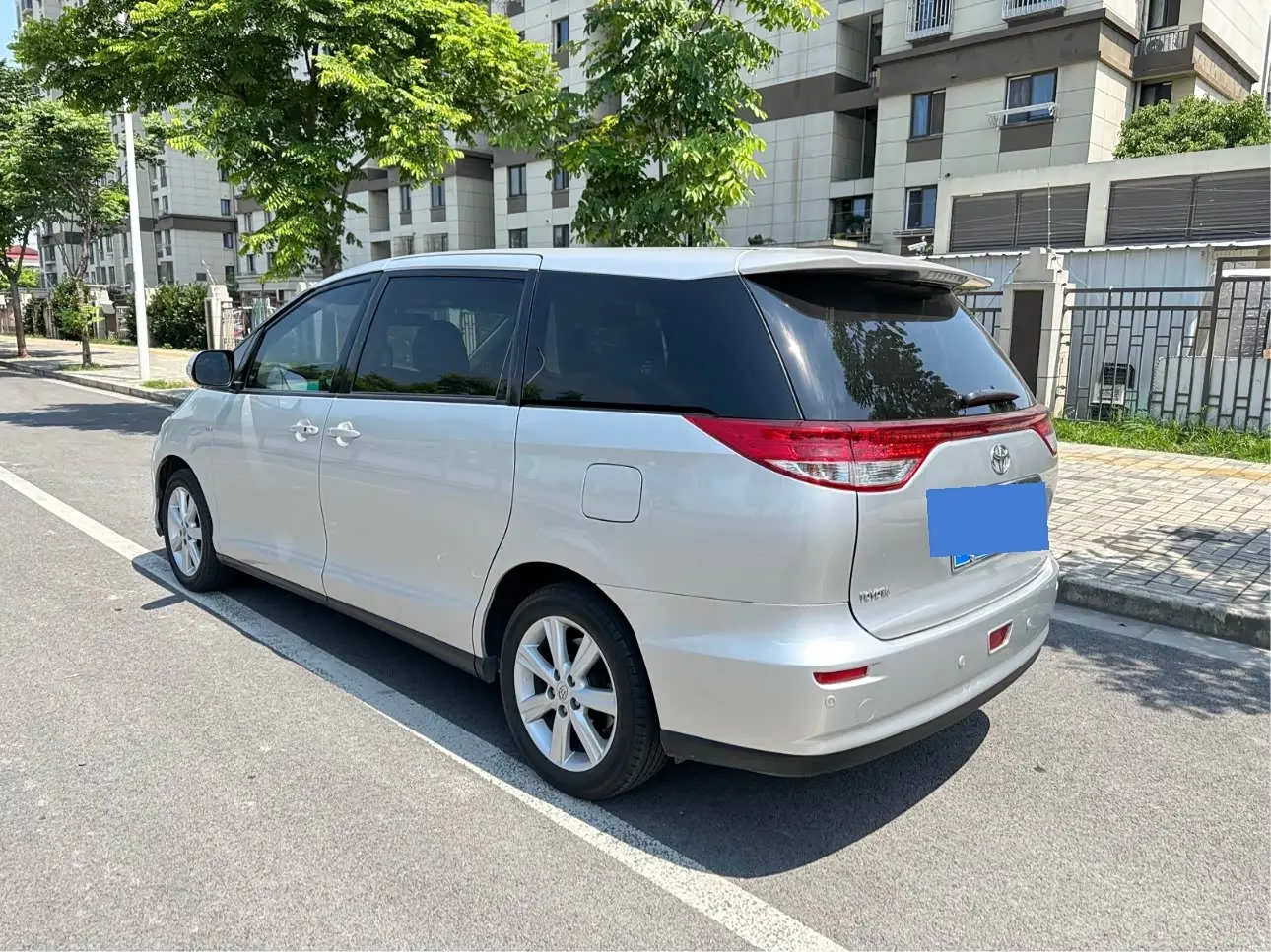 Toyota Previa 2009 — Photo 9/16