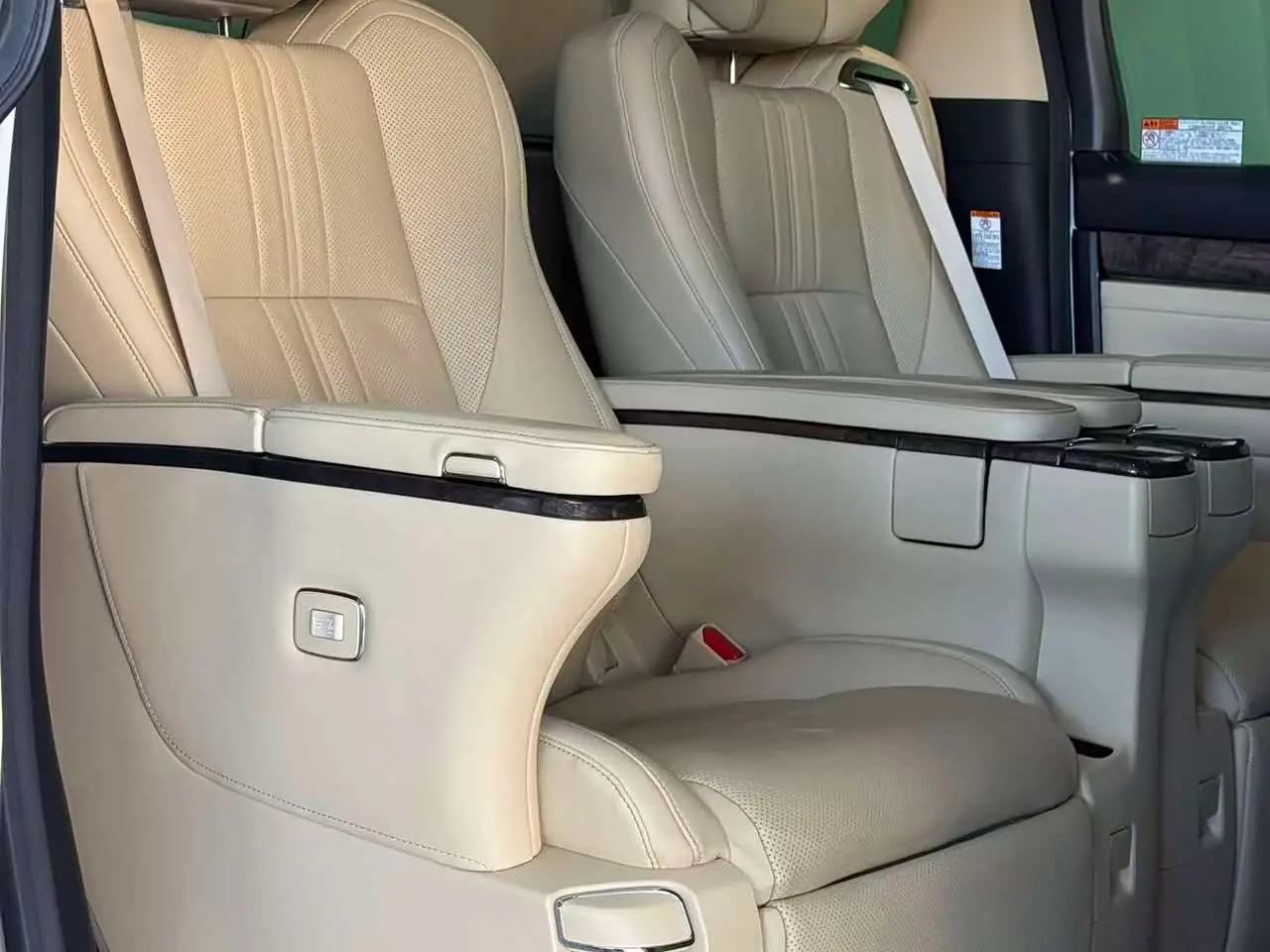 Toyota Alphard 2020 — Photo 5/12