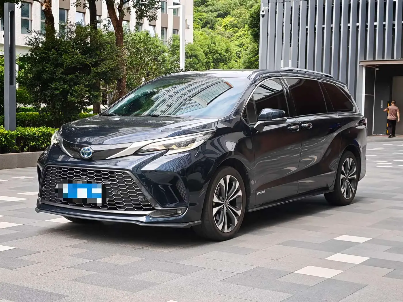 Toyota Granvia 2023 — Photo 1/14