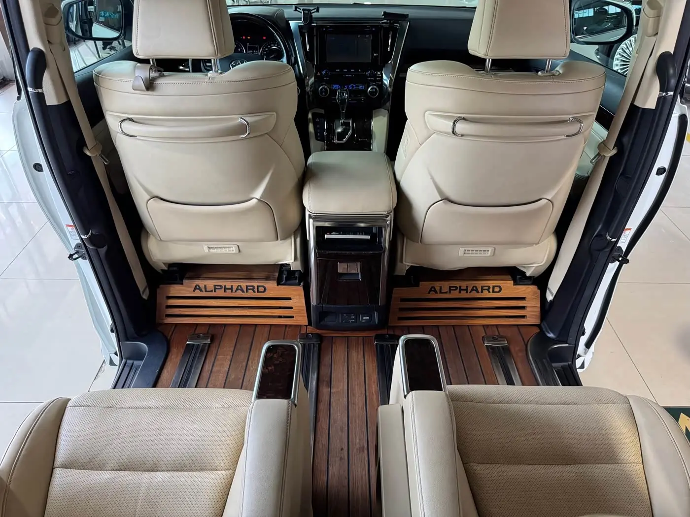 Toyota Alphard 2018 — Photo 18/20