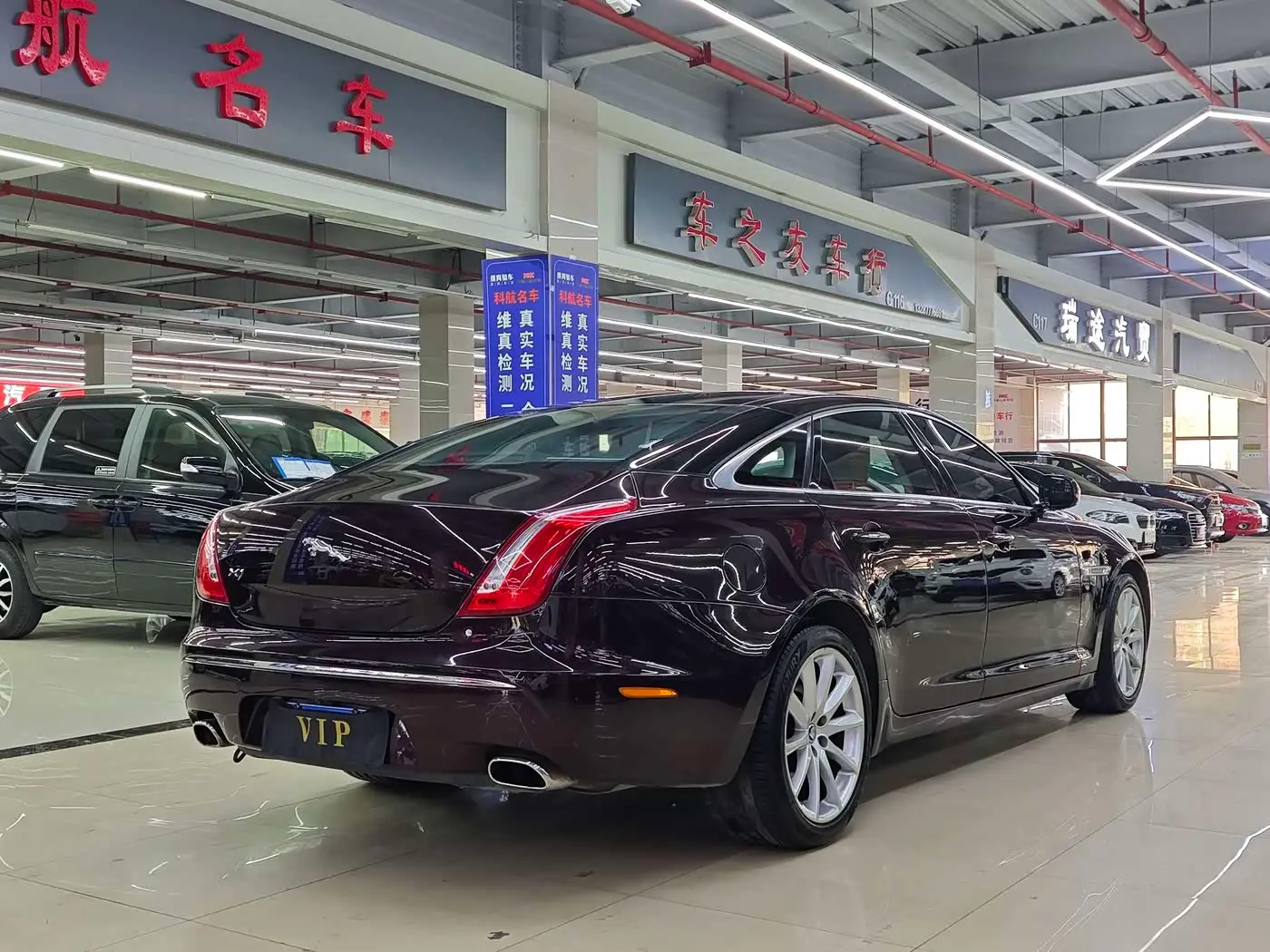 Jaguar XJ 2010 — Фото 4/17