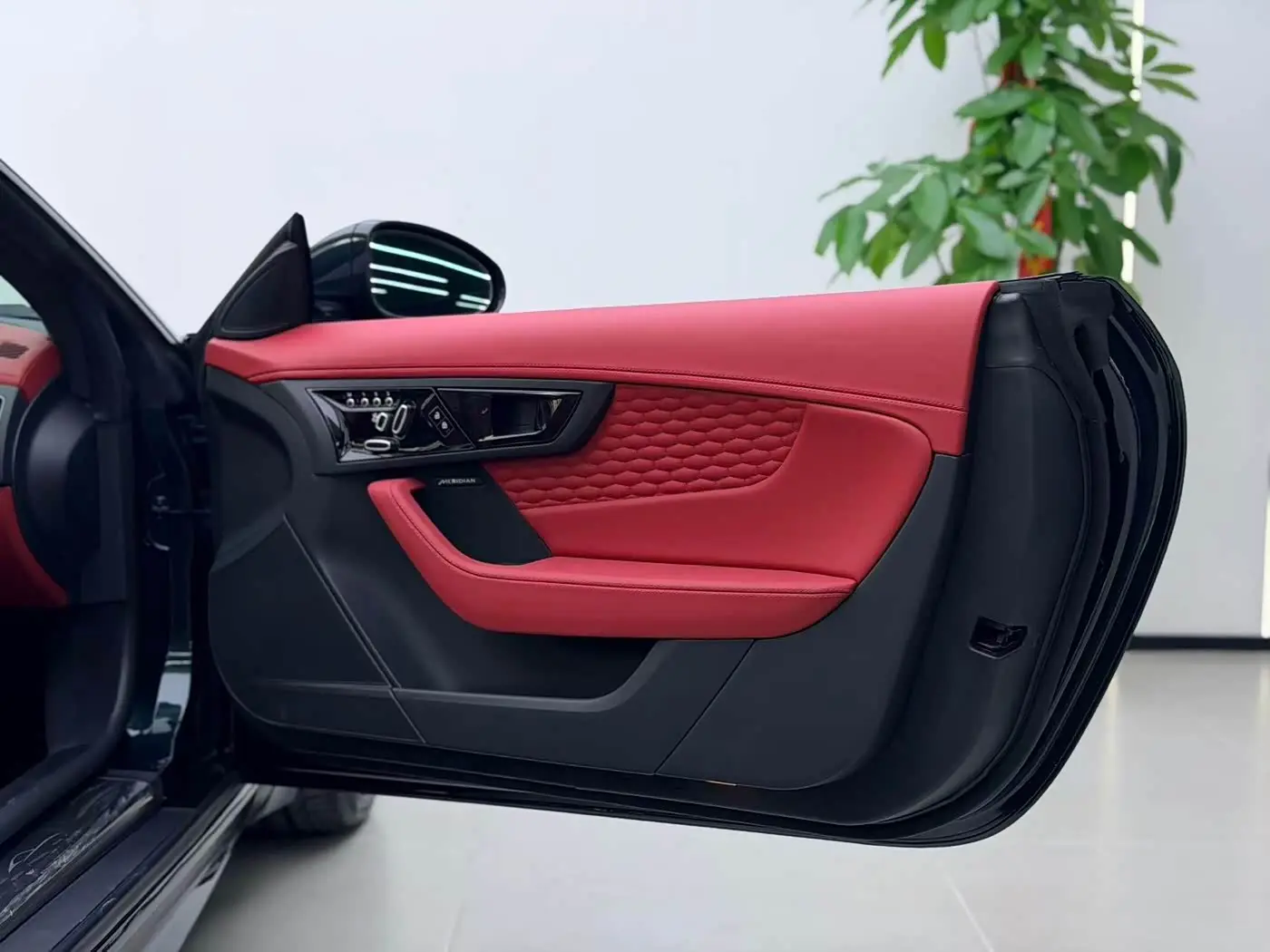 Jaguar F-TYPE 2024 — Şəkil 10/16