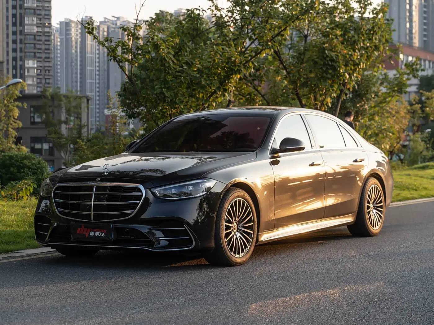Mercedes-Benz S-Class 2023 — Photo 1/13