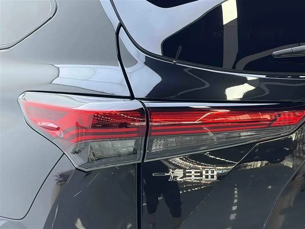Toyota Crown Kluger 2023 — Photo 8/20