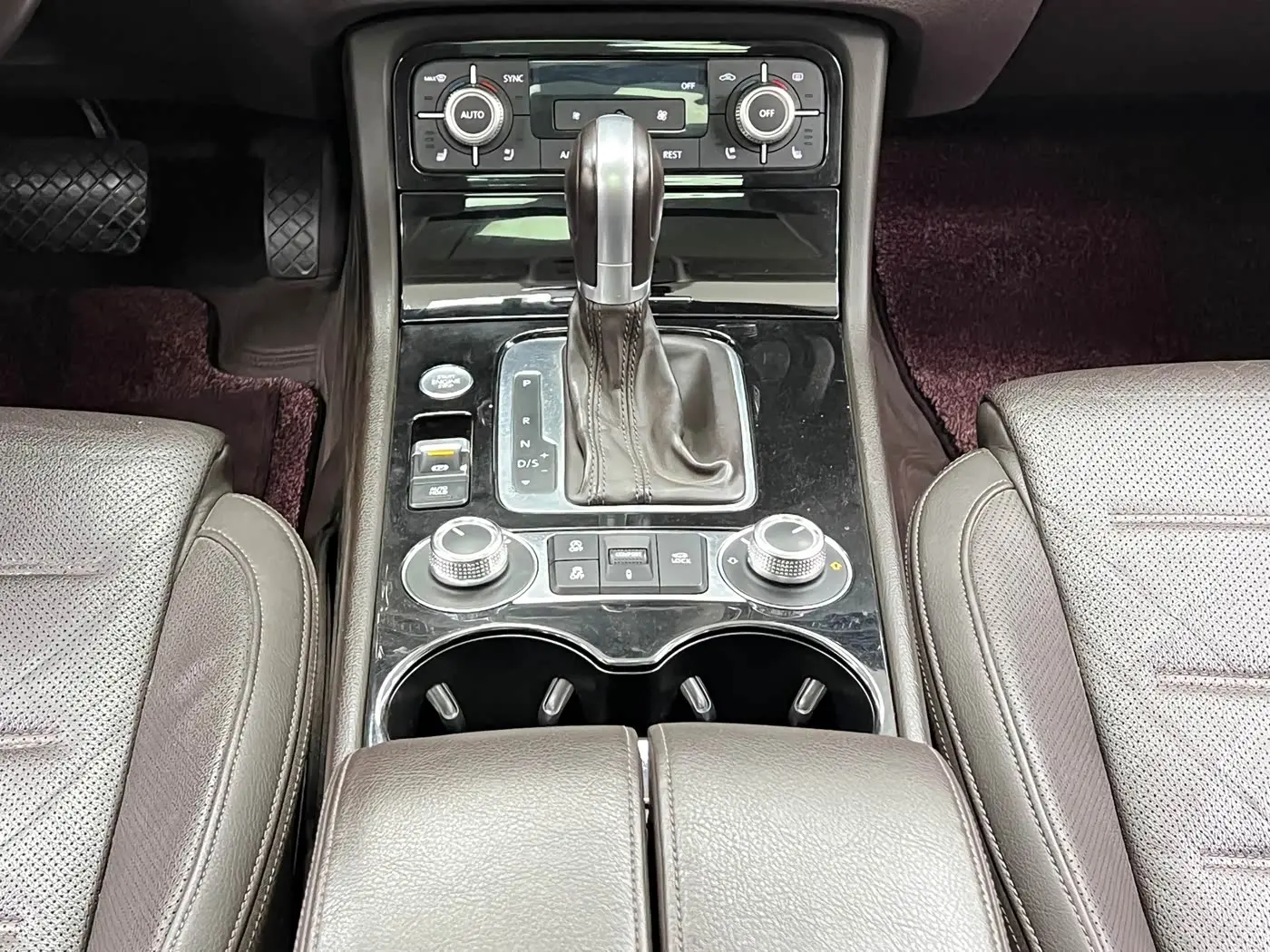 Volkswagen Touareg 2017 — Photo 10/20