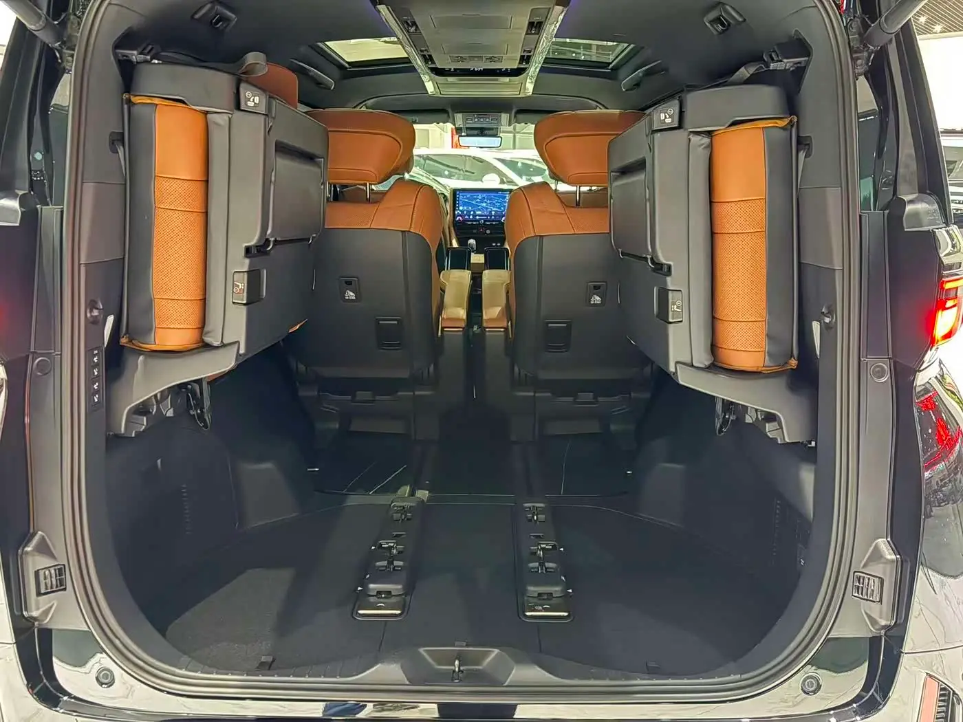 Toyota Vellfire 2024 — Photo 14/17