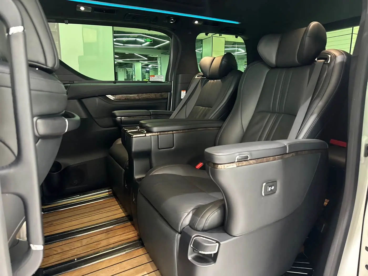 Toyota Alphard 2019 — Photo 6/13