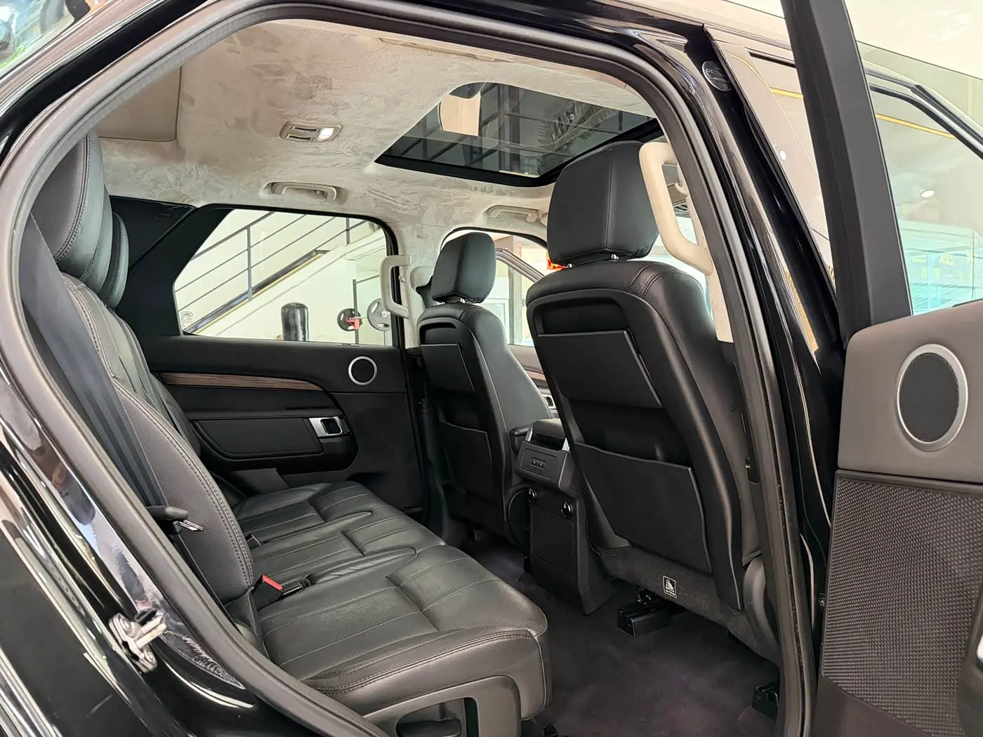 Land Rover Discovery 2017 — Photo 8/9