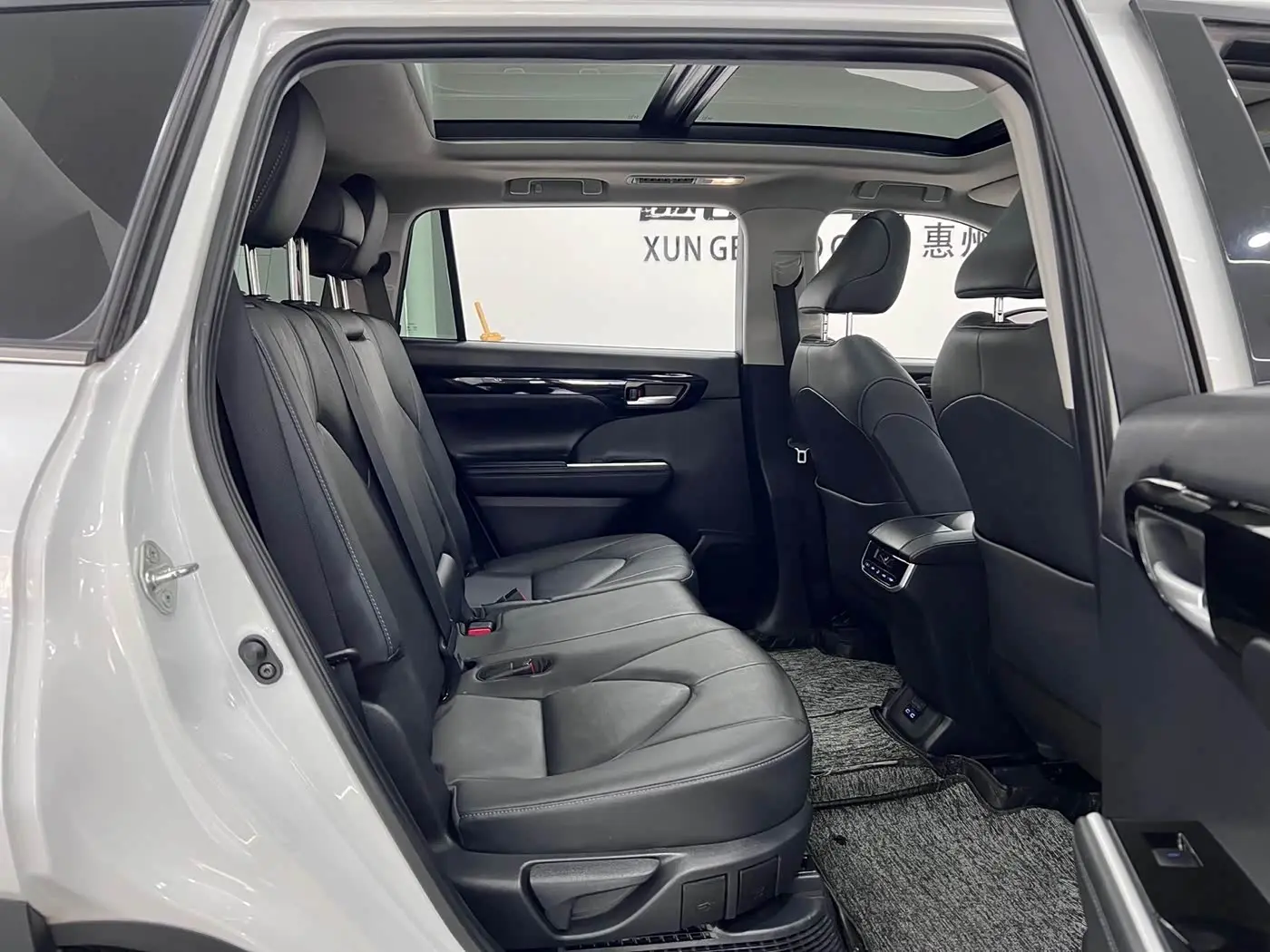 Toyota Highlander 2022 — Photo 12/20