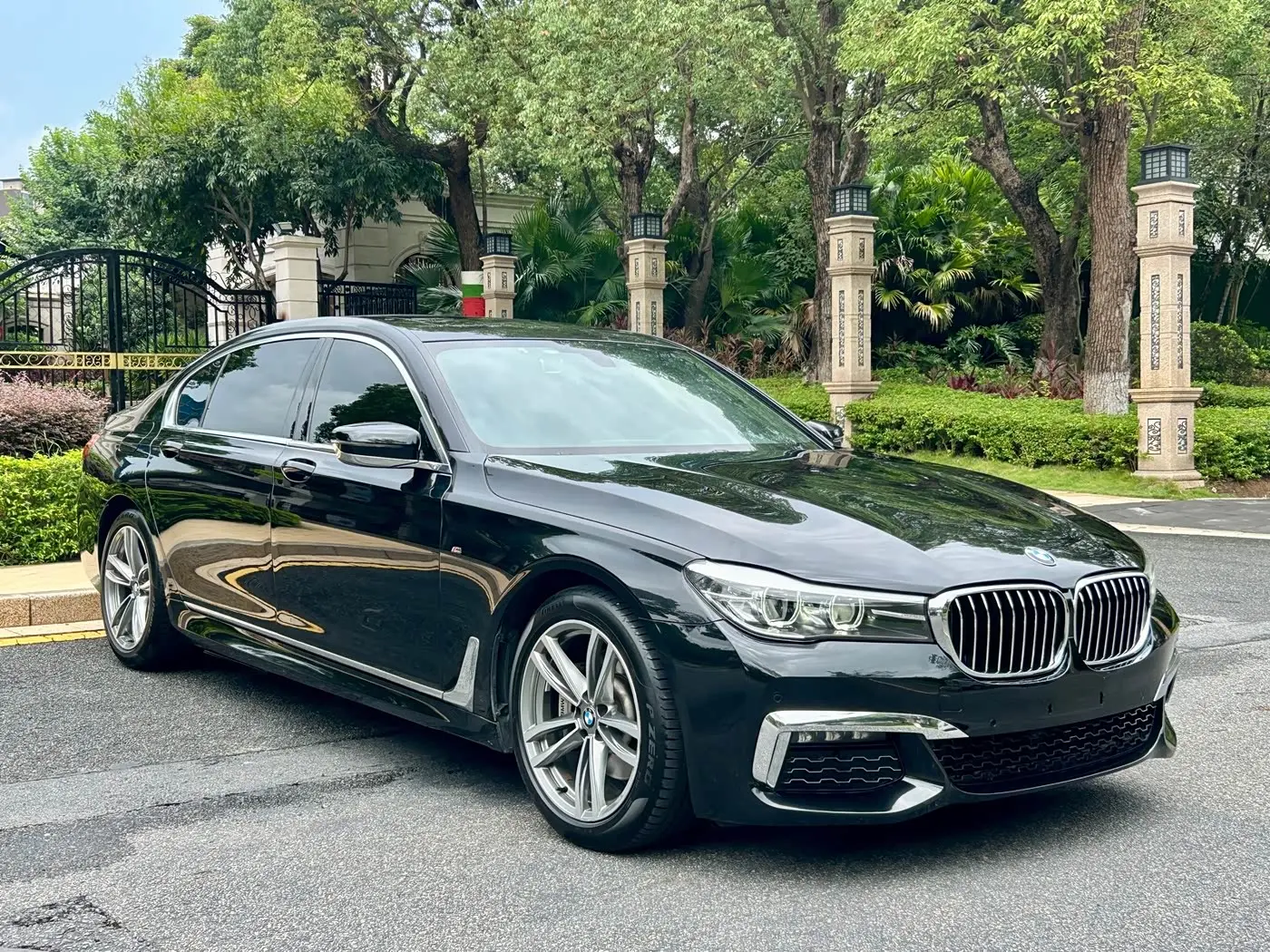 BMW 7 Series 2018 — Photo 1/9