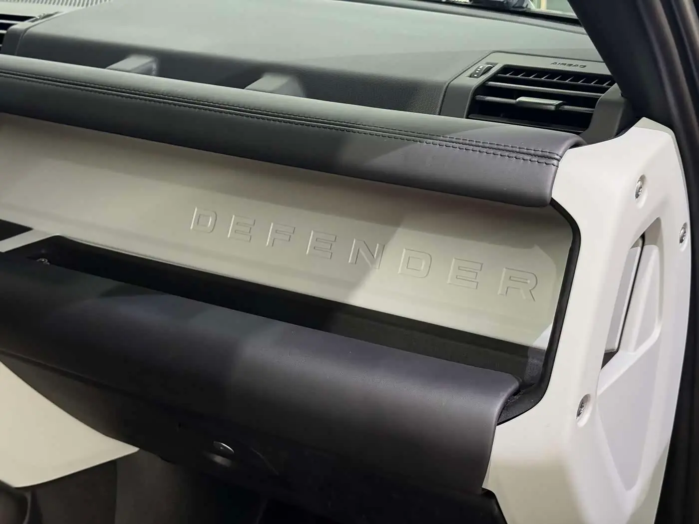 Land Rover Defender 2023 — Фото 8/20