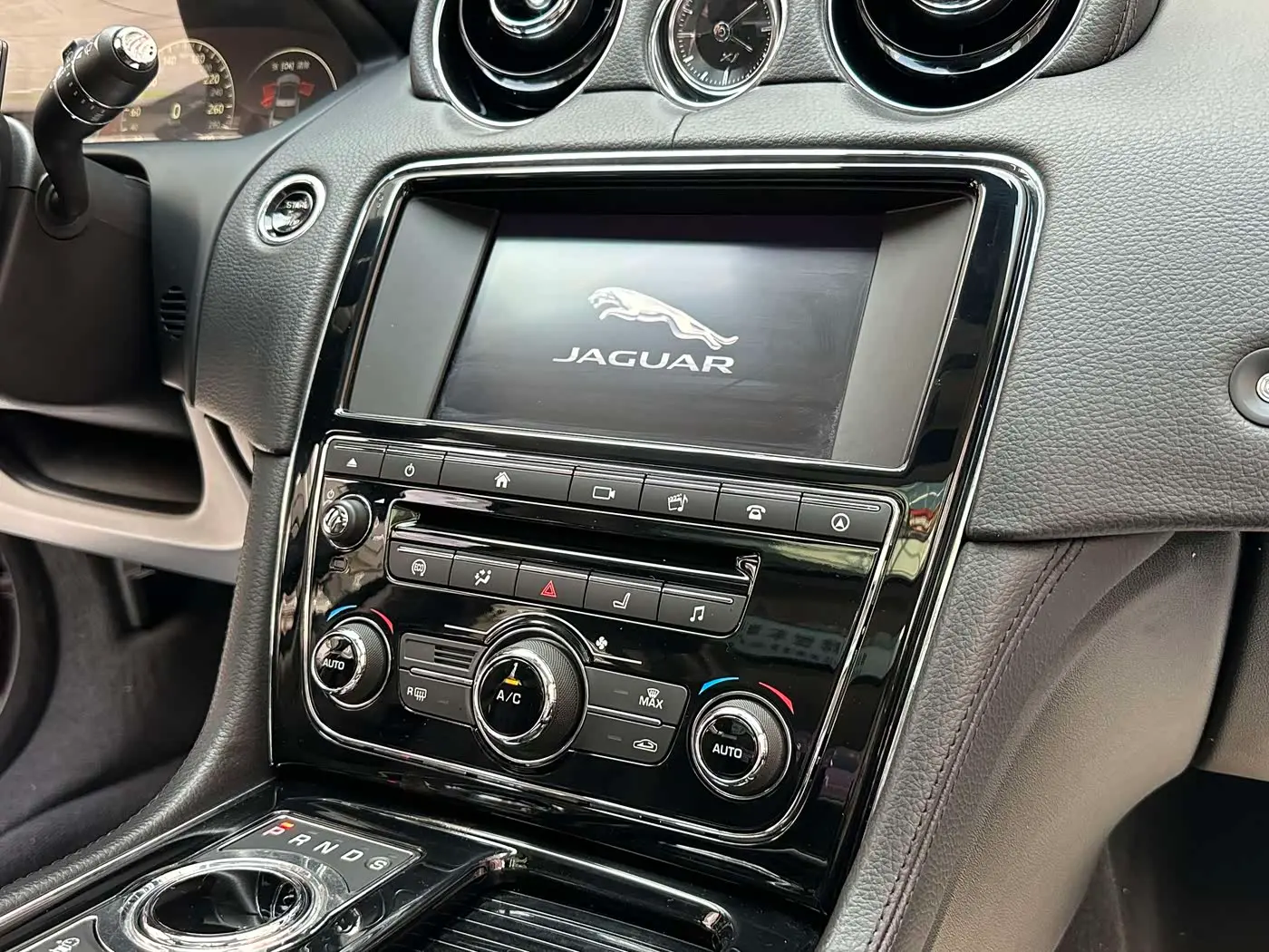 Jaguar XJ 2018 — Şəkil 12/20