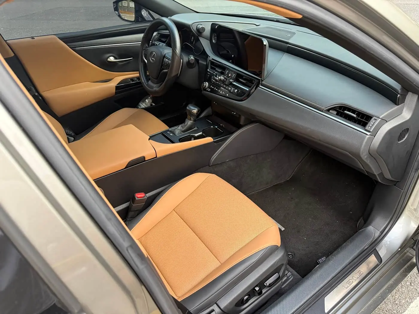 Lexus ES 2022 — Photo 11/12