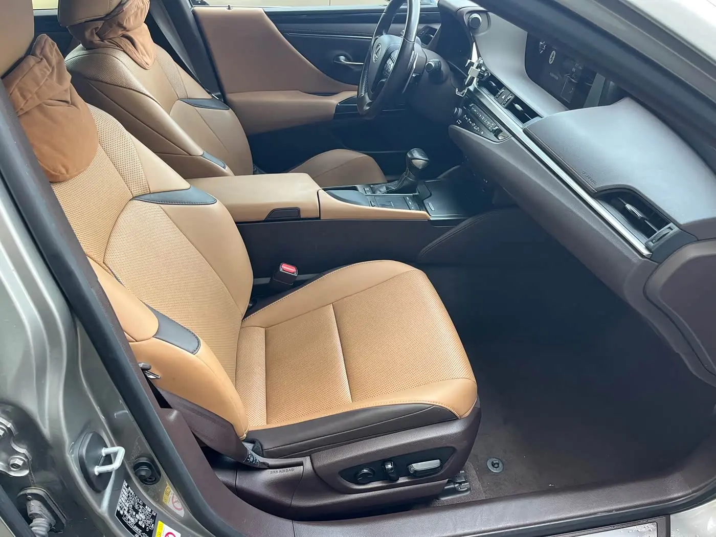 Lexus ES 2019 — Photo 12/17