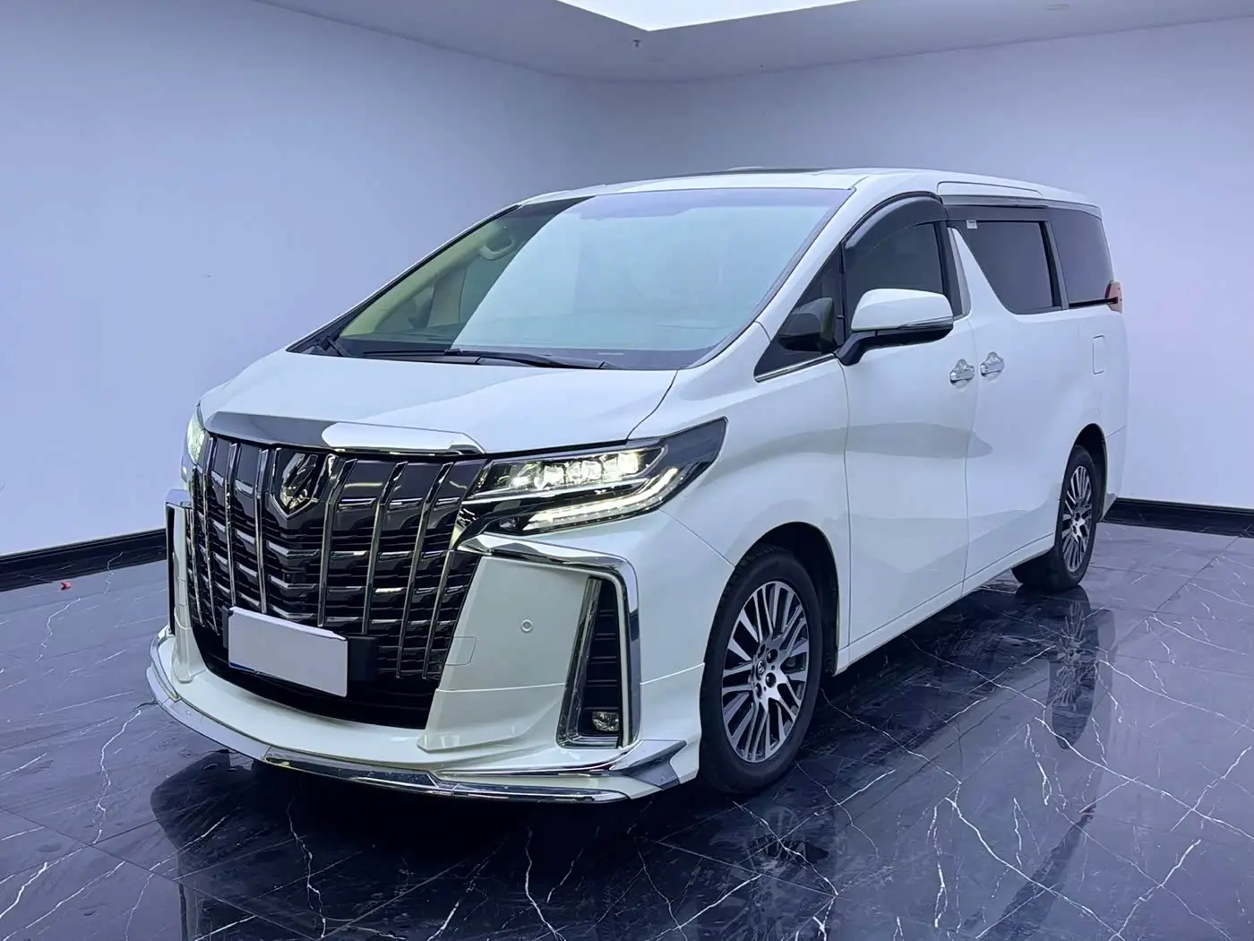 Toyota Alphard 2017 — Фото 1/17