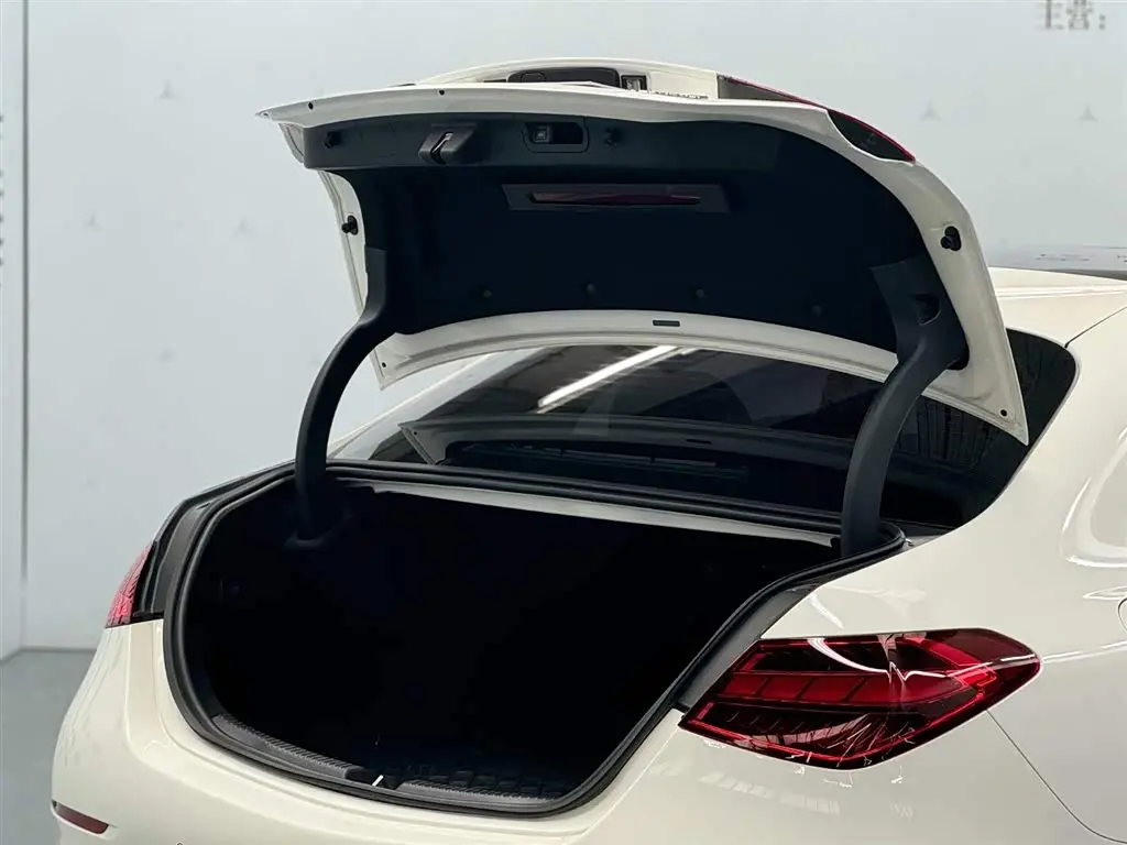 Mercedes-Benz C-Class 2024 — Photo 3/13
