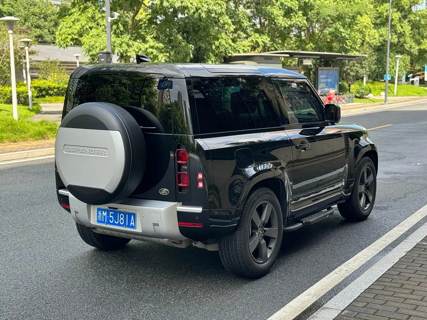 Land Rover Defender 2023 — Photo 3/13