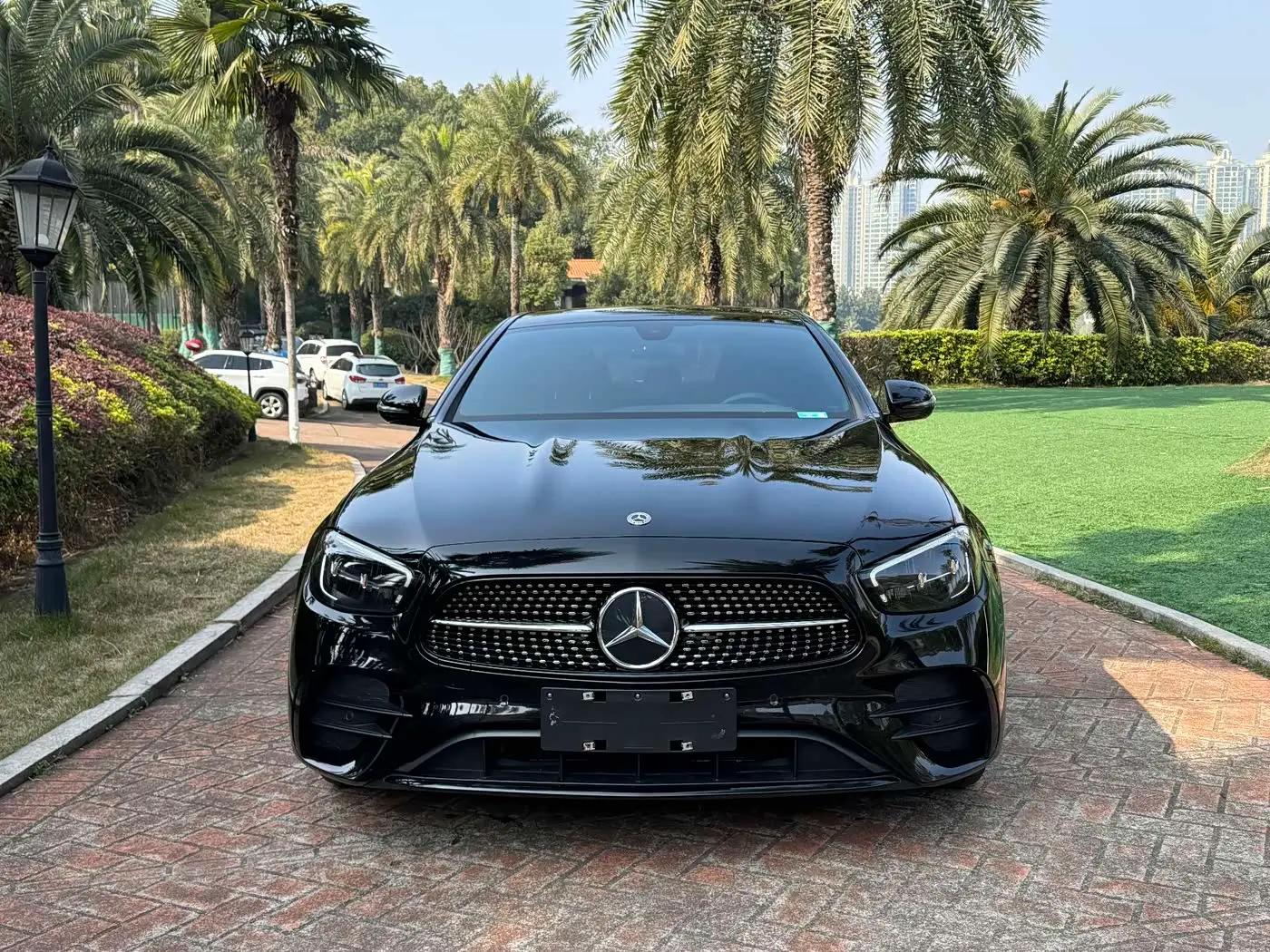 Mercedes-Benz E-Class 2022 — Photo 2/10