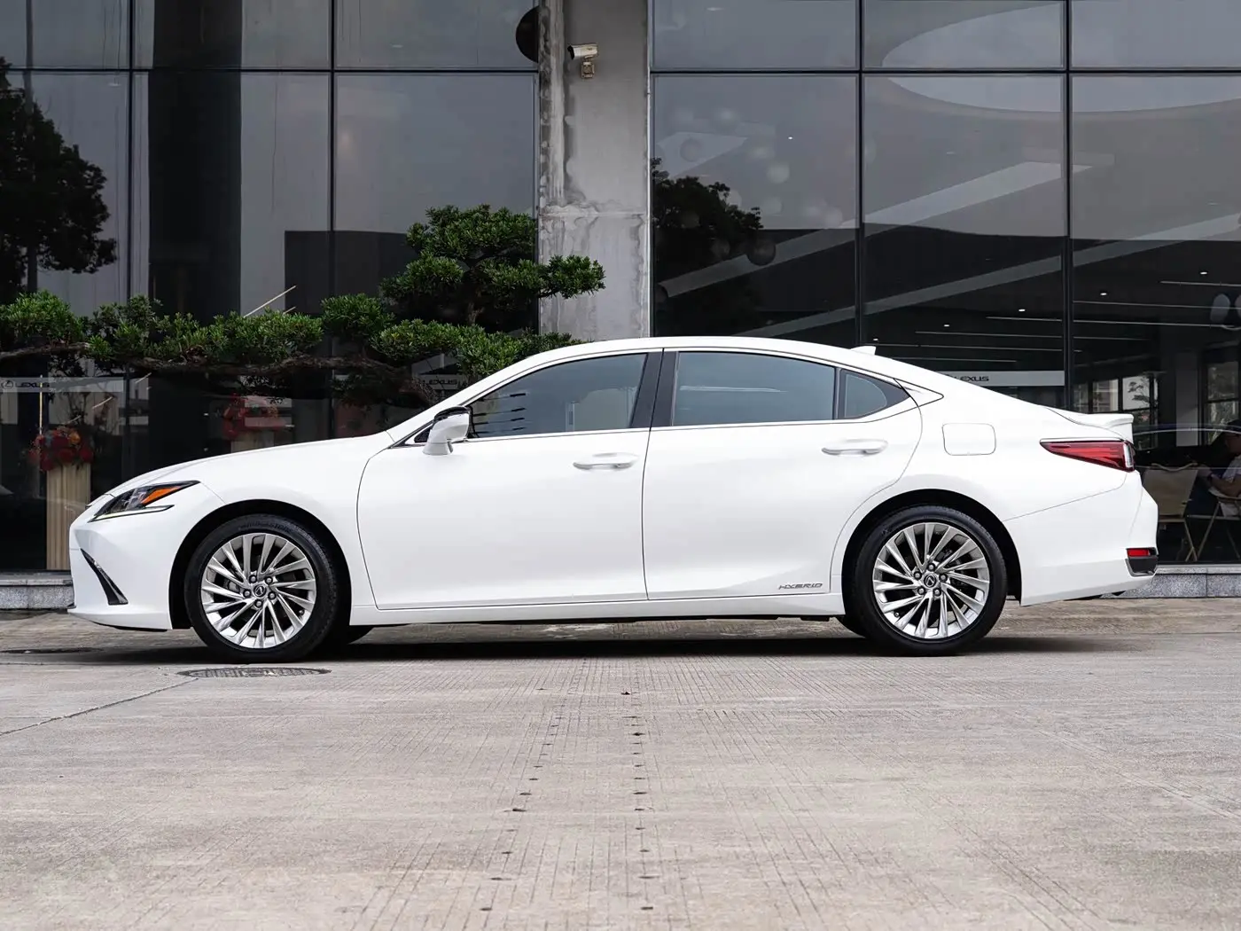 Lexus ES 2020 — Photo 4/20