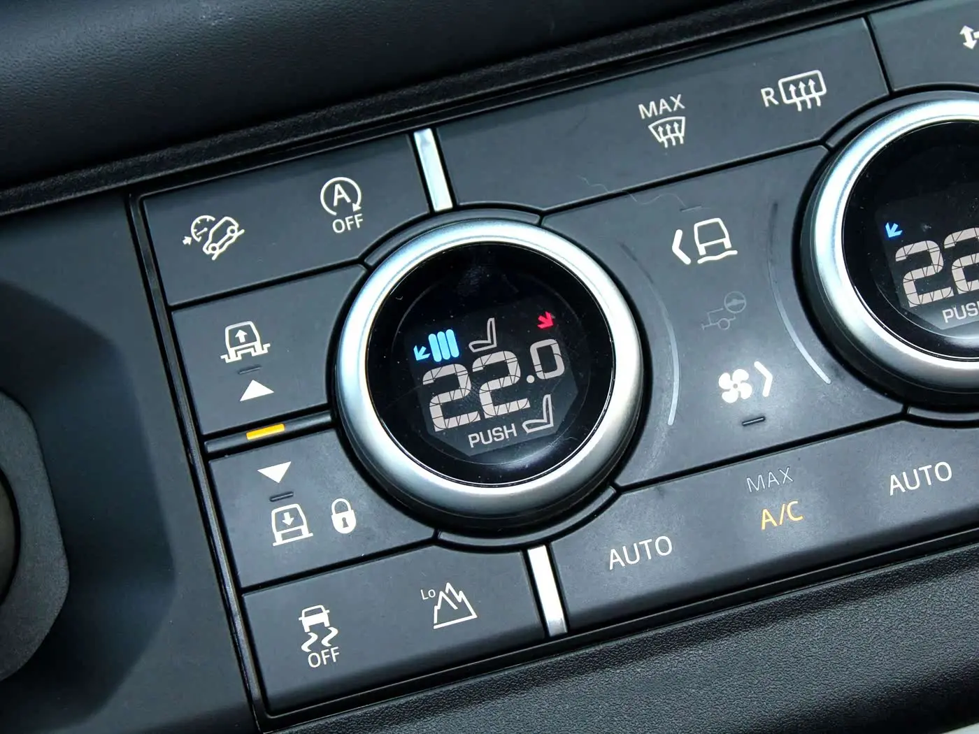Land Rover Defender 2023 — Photo 13/20
