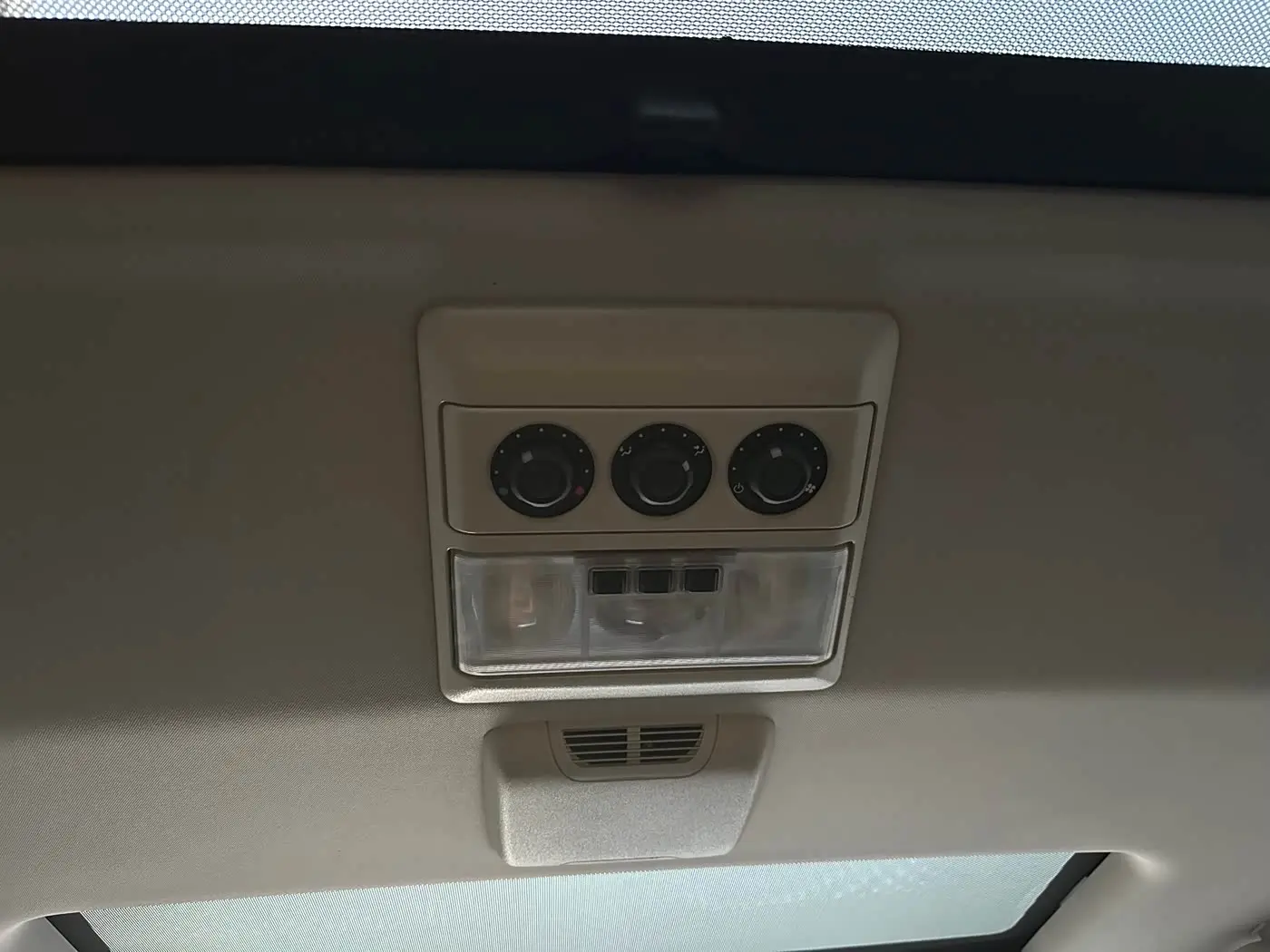 Land Rover Discovery 2015 — Şəkil 10/16