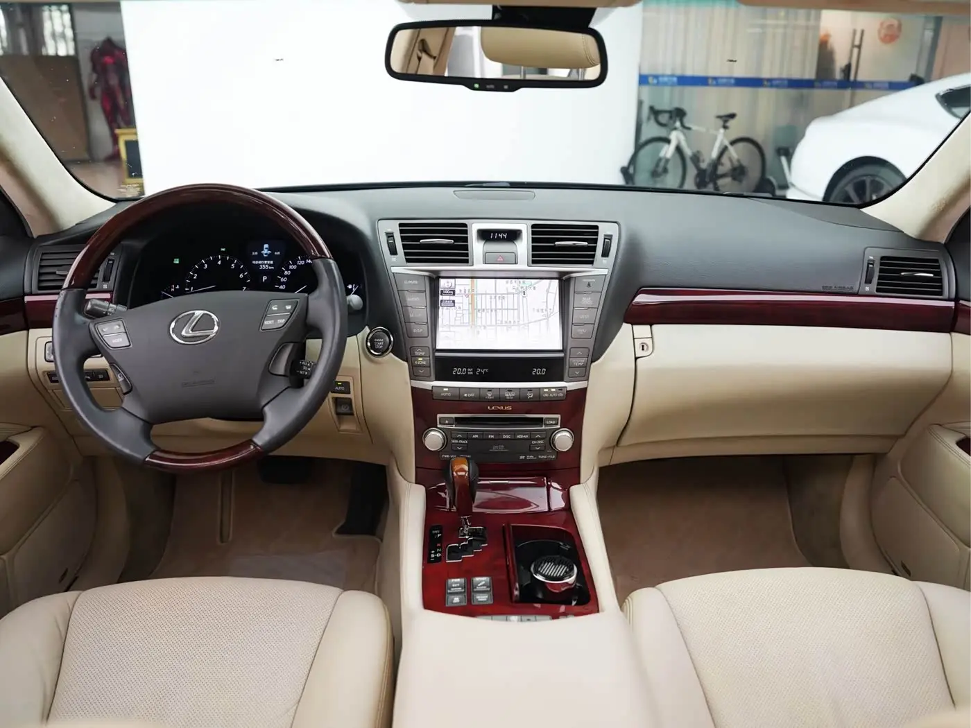 Lexus LS 2010 — Photo 7/17