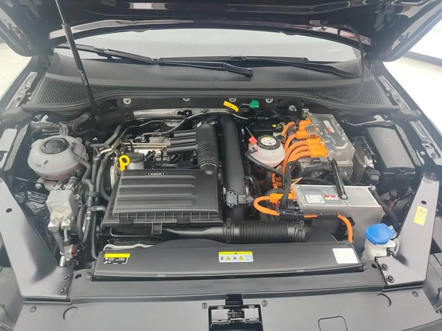 Volkswagen Magotan GTE Plug-in Hybrid 2023 — Фото 10/16