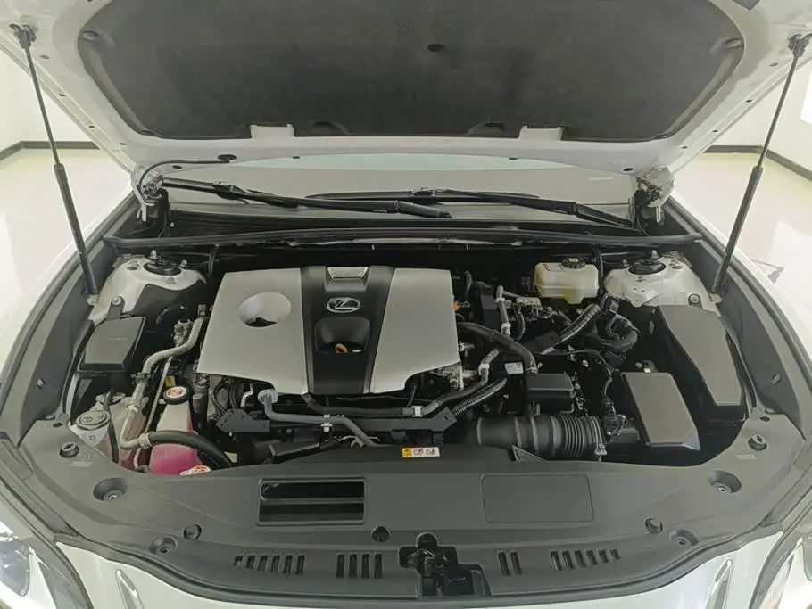 Lexus ES 2020 — Photo 10/16