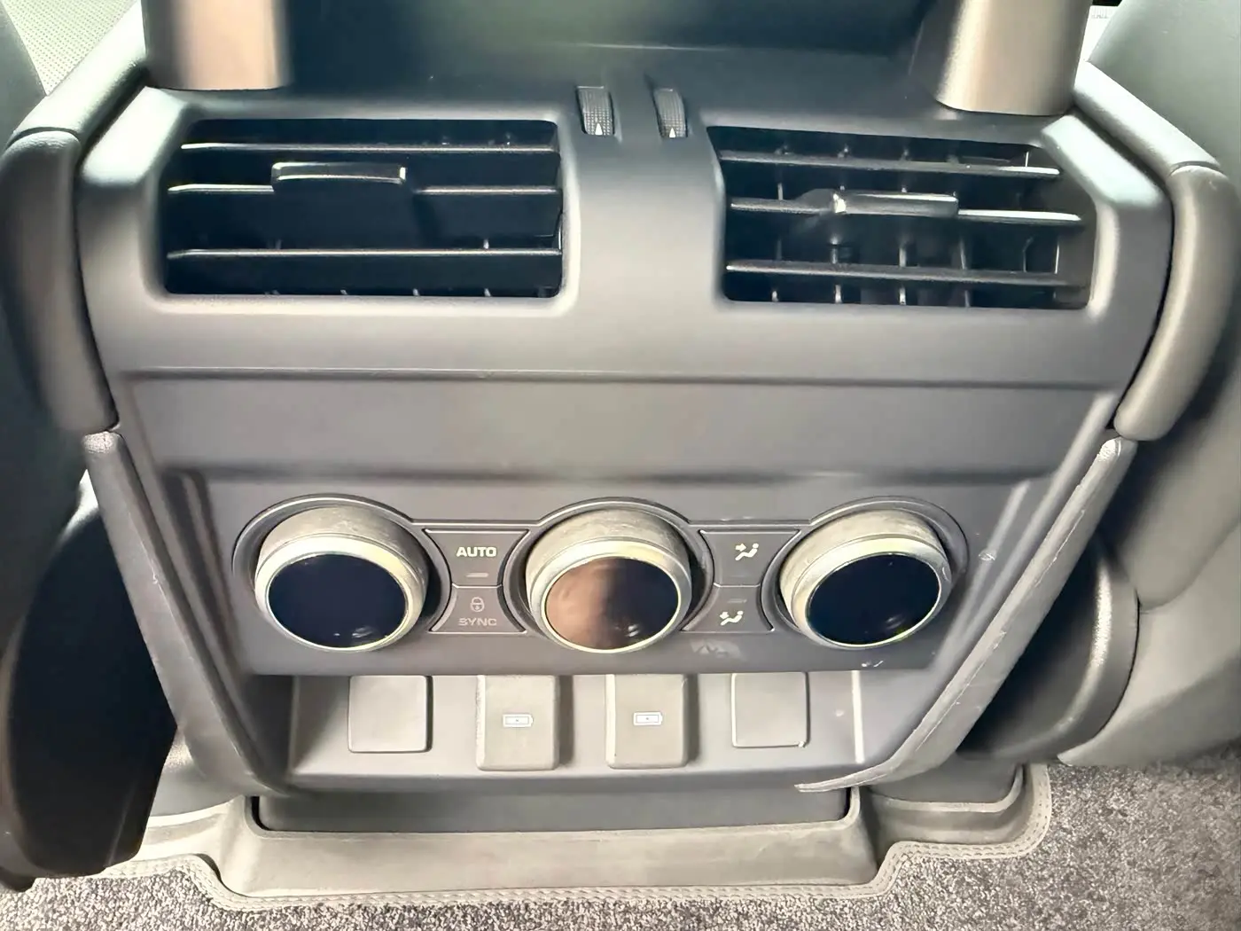 Land Rover Defender 2023 — Photo 18/18