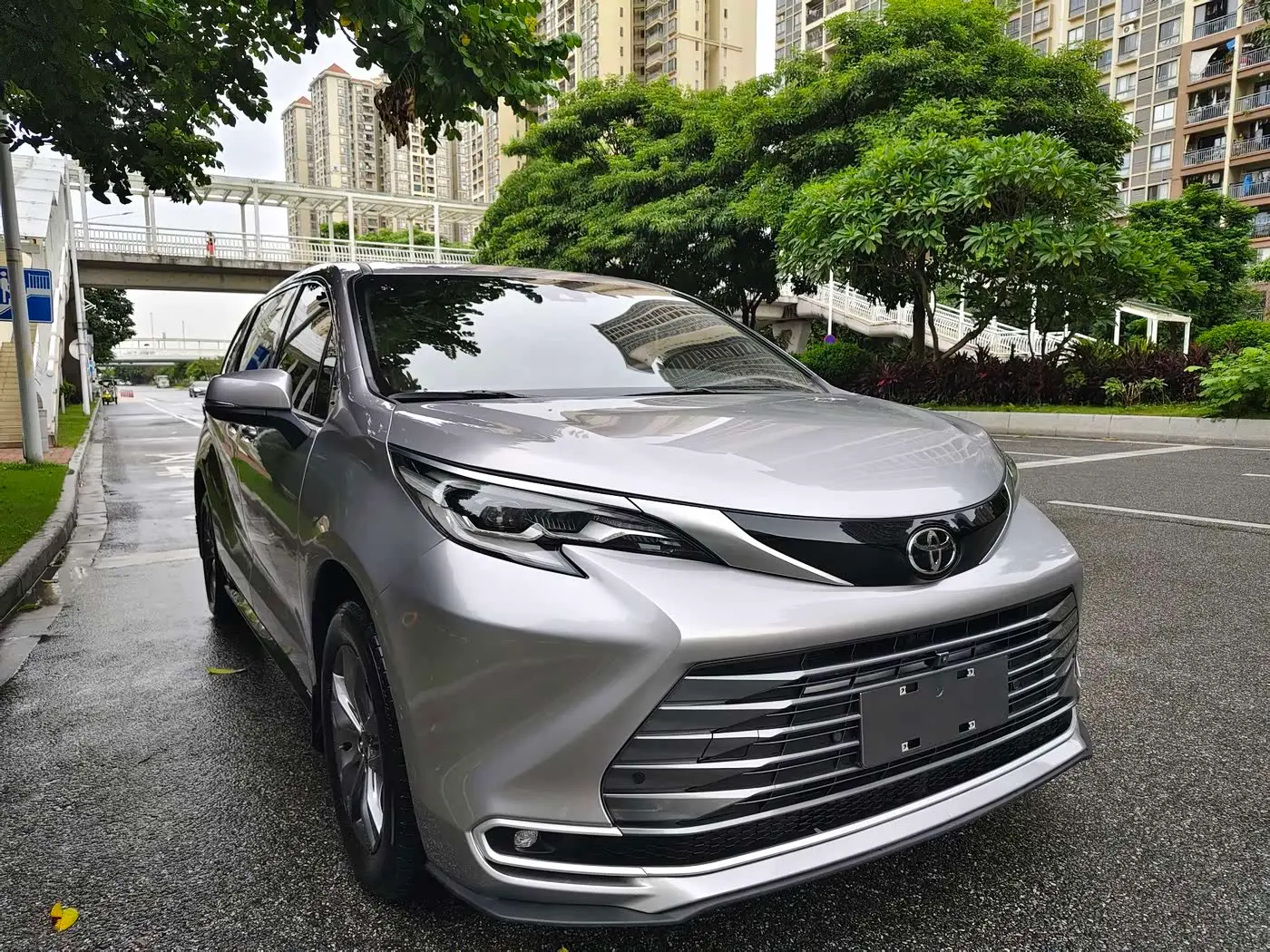 Toyota Sienna 2025 — Фото 3/11