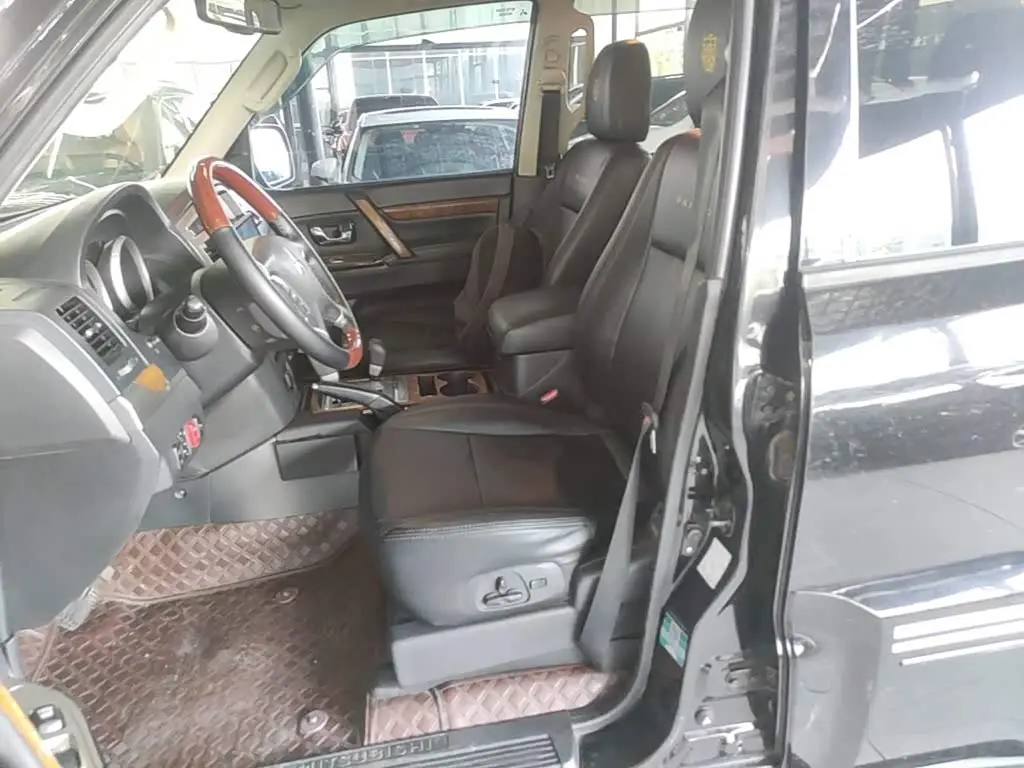 Mitsubishi Pajero 2019 — Photo 15/20