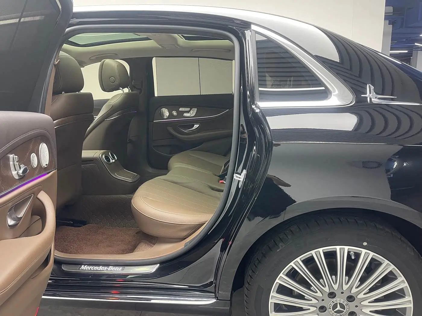 Mercedes-Benz E-Class 2023 — Photo 17/20