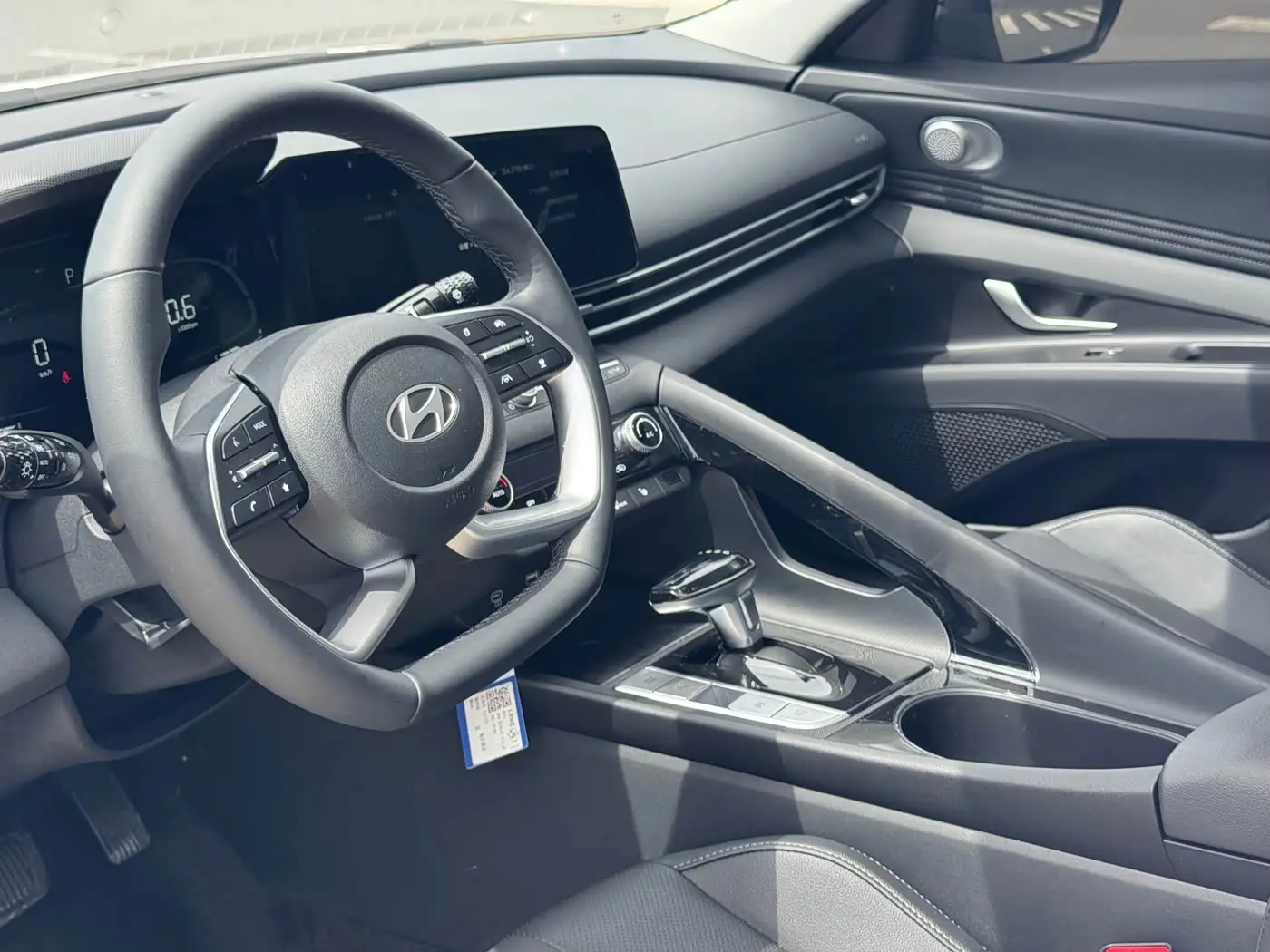 Hyundai Elantra 2023 — Фото 11/15