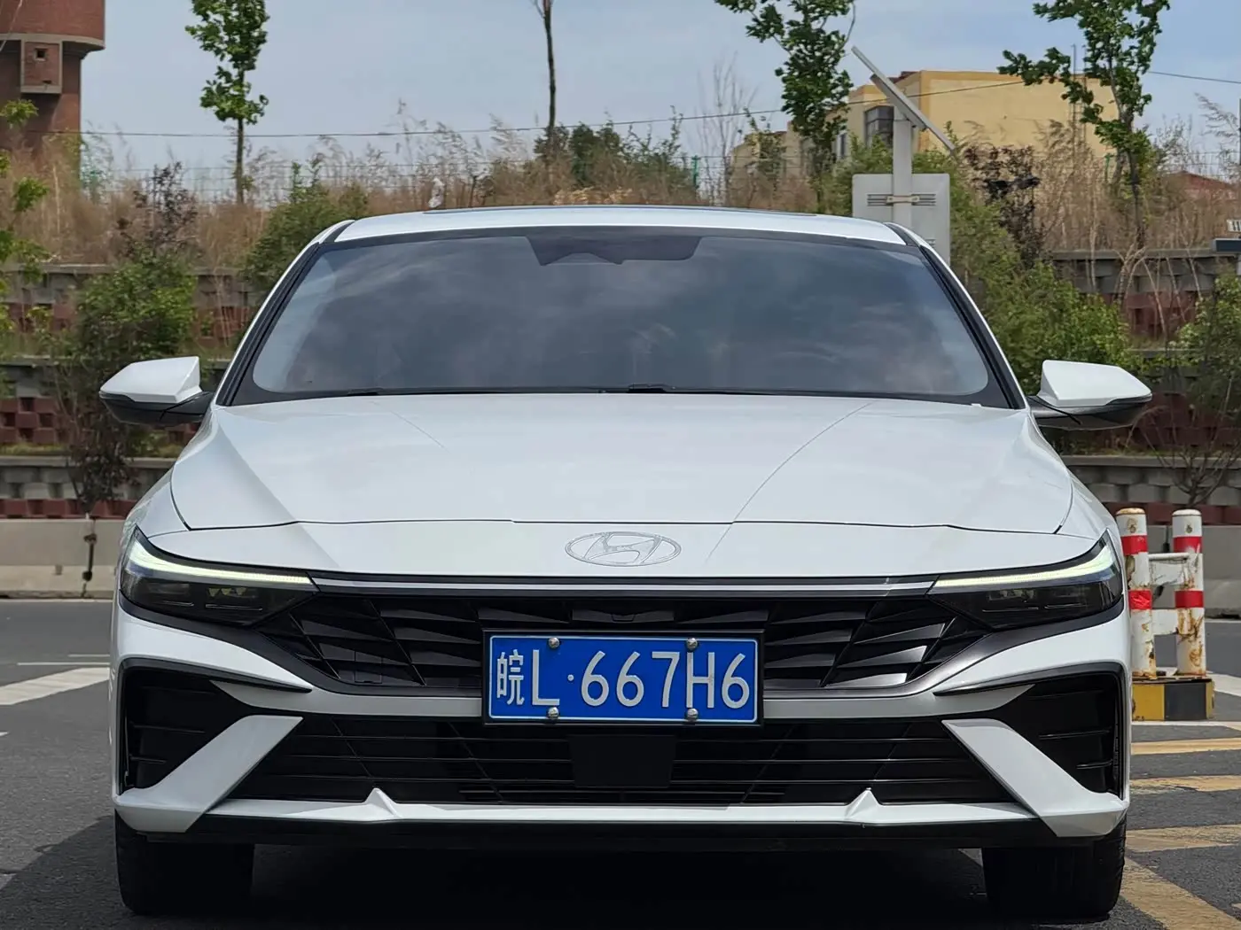 Hyundai Elantra 2023 — Фото 8/15