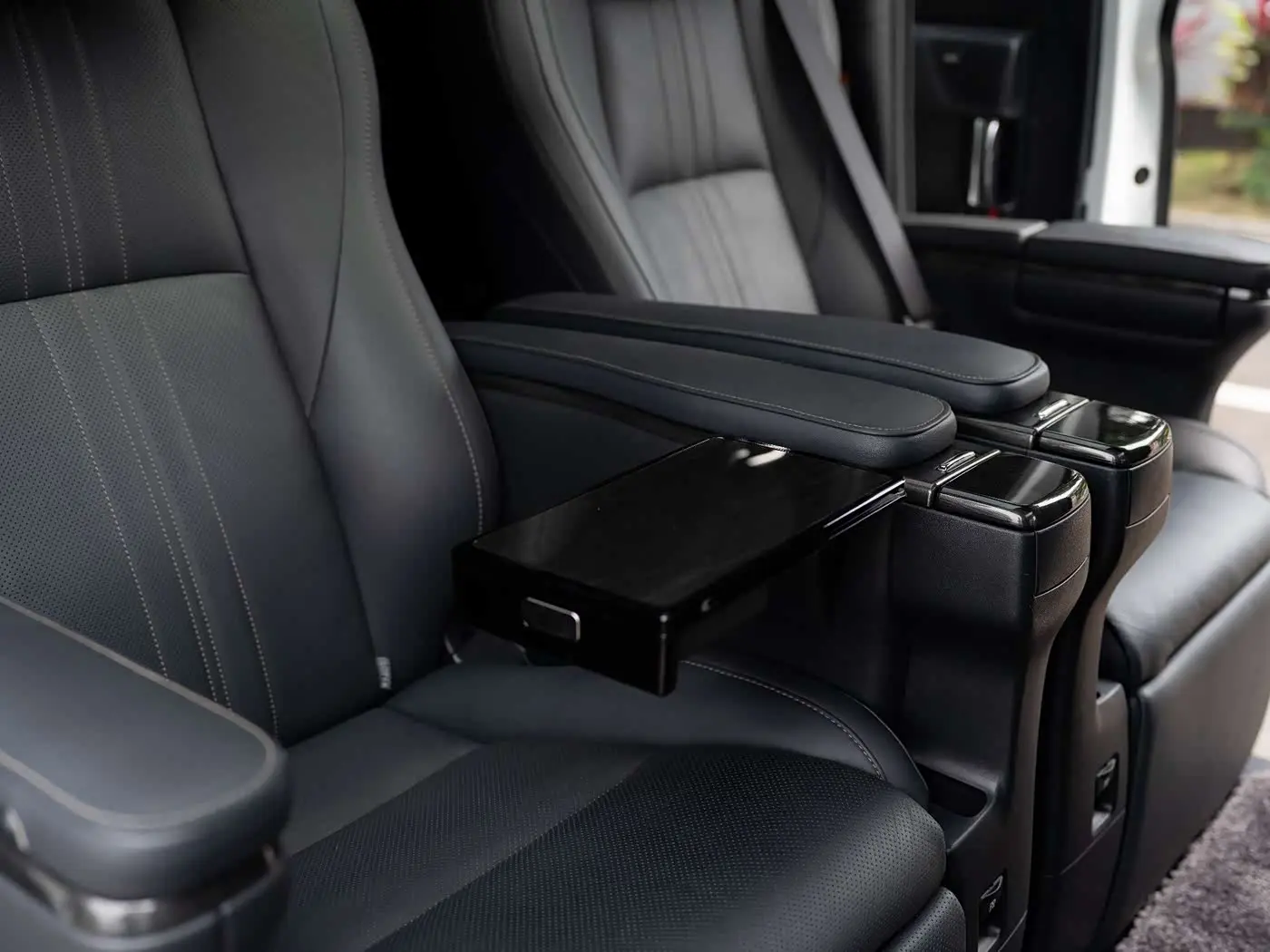 Lexus LM 2022 — Photo 10/18