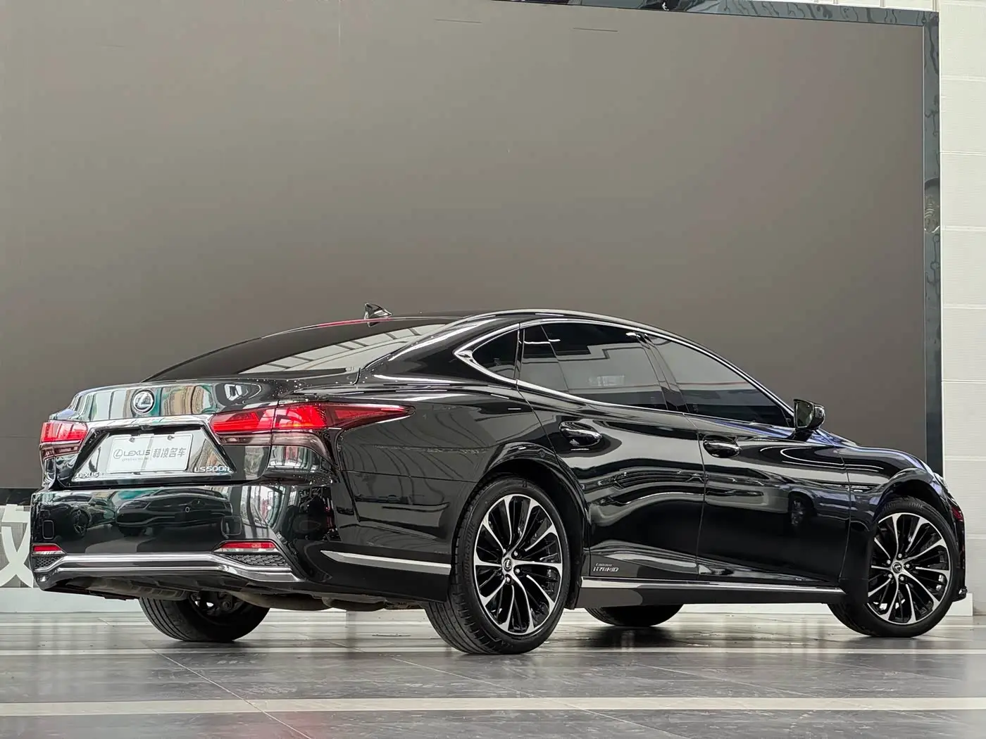 Lexus LS 2021 — Photo 6/15