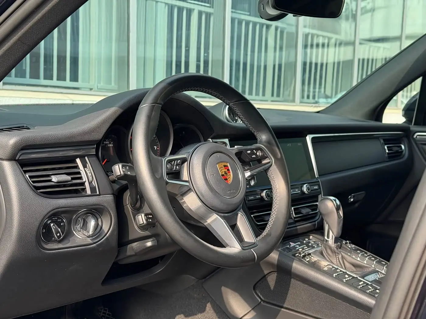 Porsche Macan 2021 — Photo 9/19