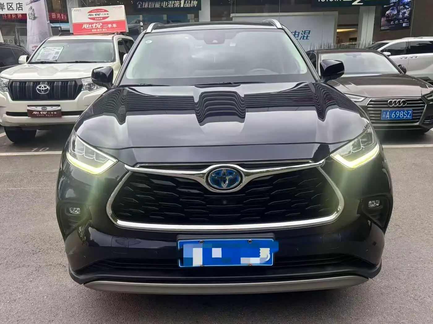 Toyota Highlander 2021 — Photo 2/10