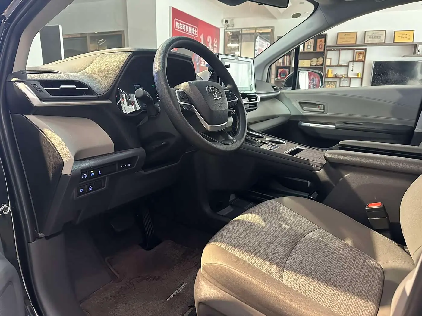 Toyota Sienna 2023 — Photo 13/20