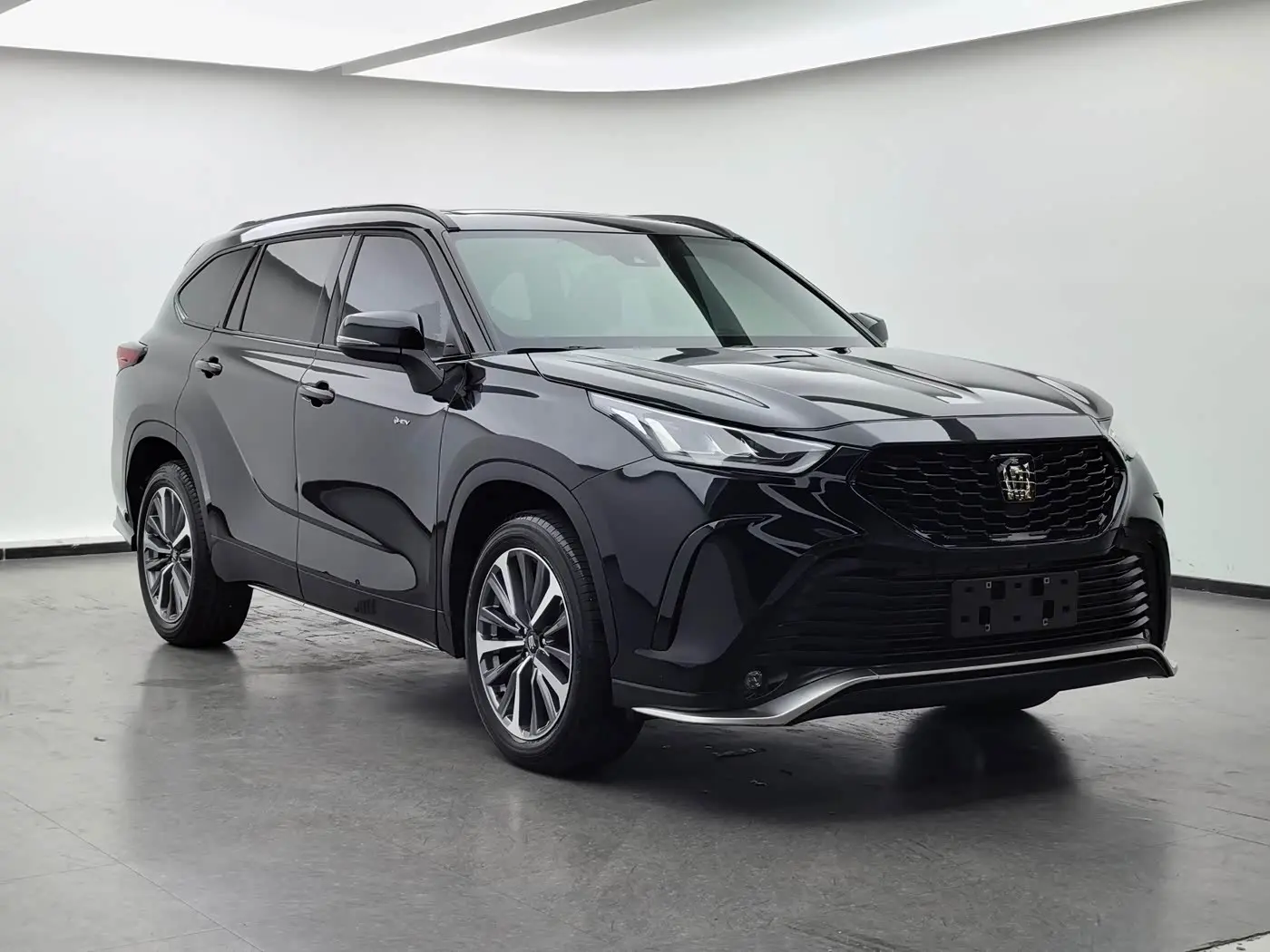 Toyota Crown Kluger 2024 — Photo 3/20