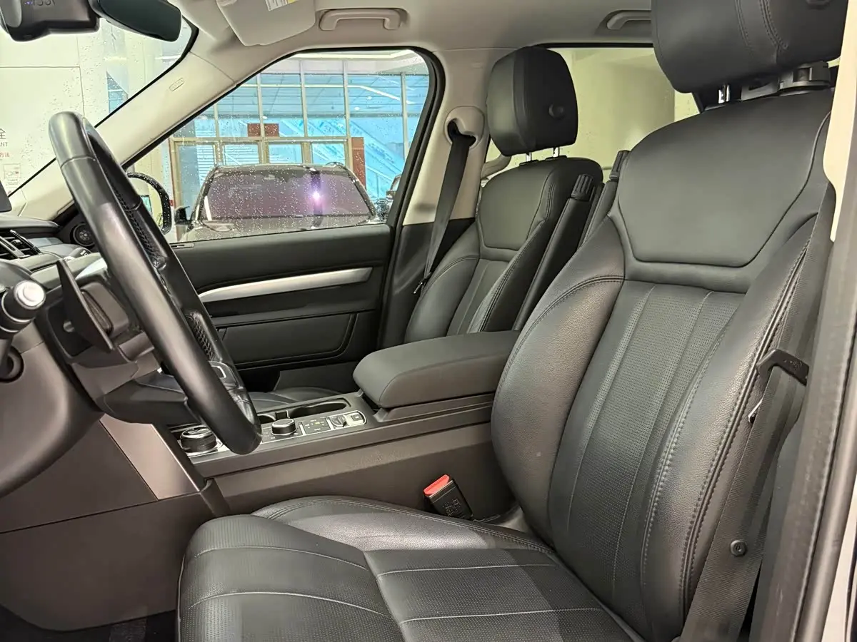 Land Rover Discovery 2021 — Photo 6/11