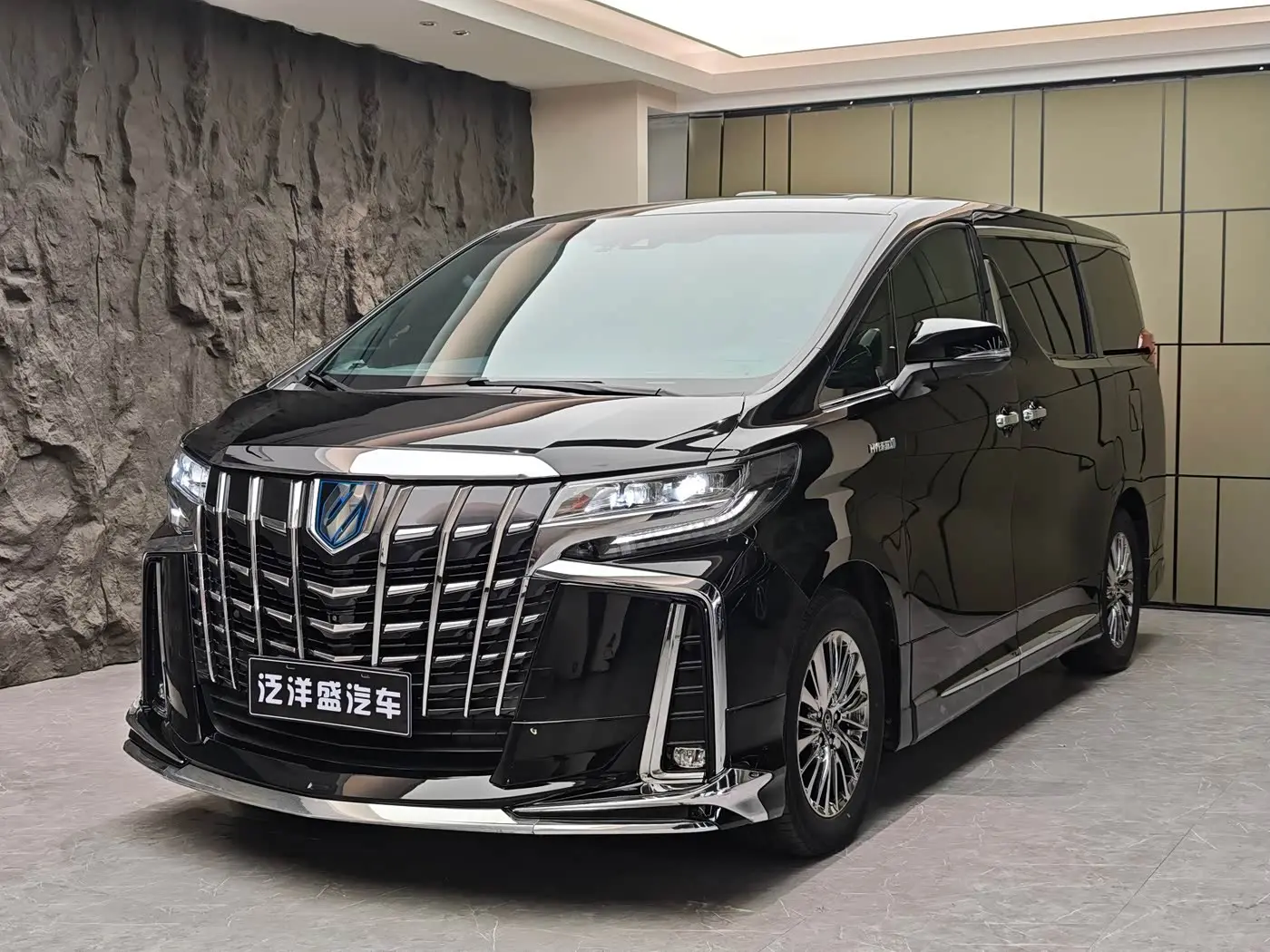 Toyota Alphard 2022 — Фото 1/12