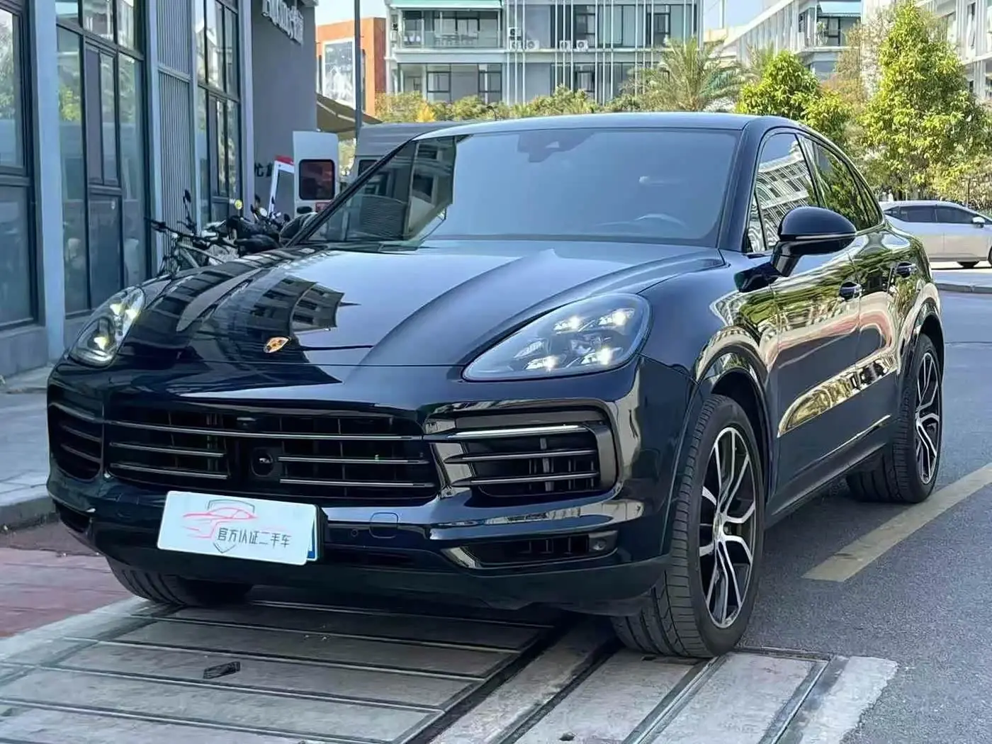 Porsche Cayenne 2023 — Photo 1/10