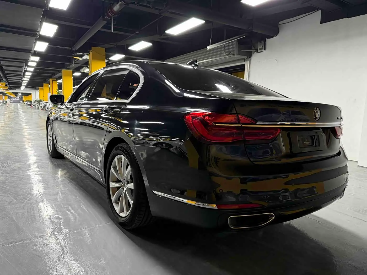 BMW 7 Series 2017 — Şəkil 8/10