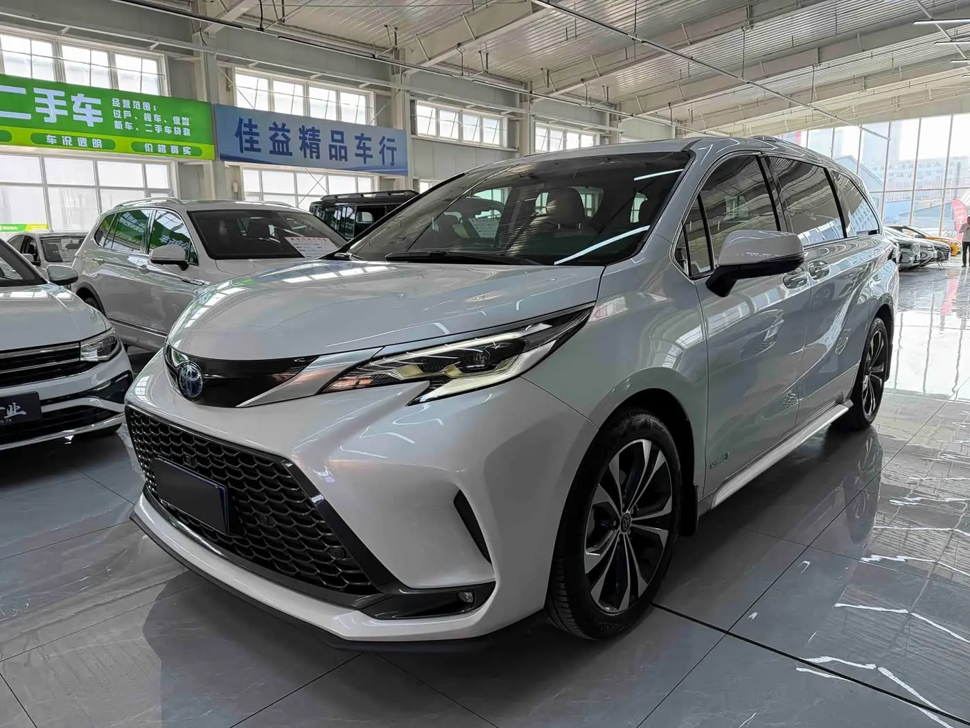 Toyota Granvia 2023 — Фото 1/20